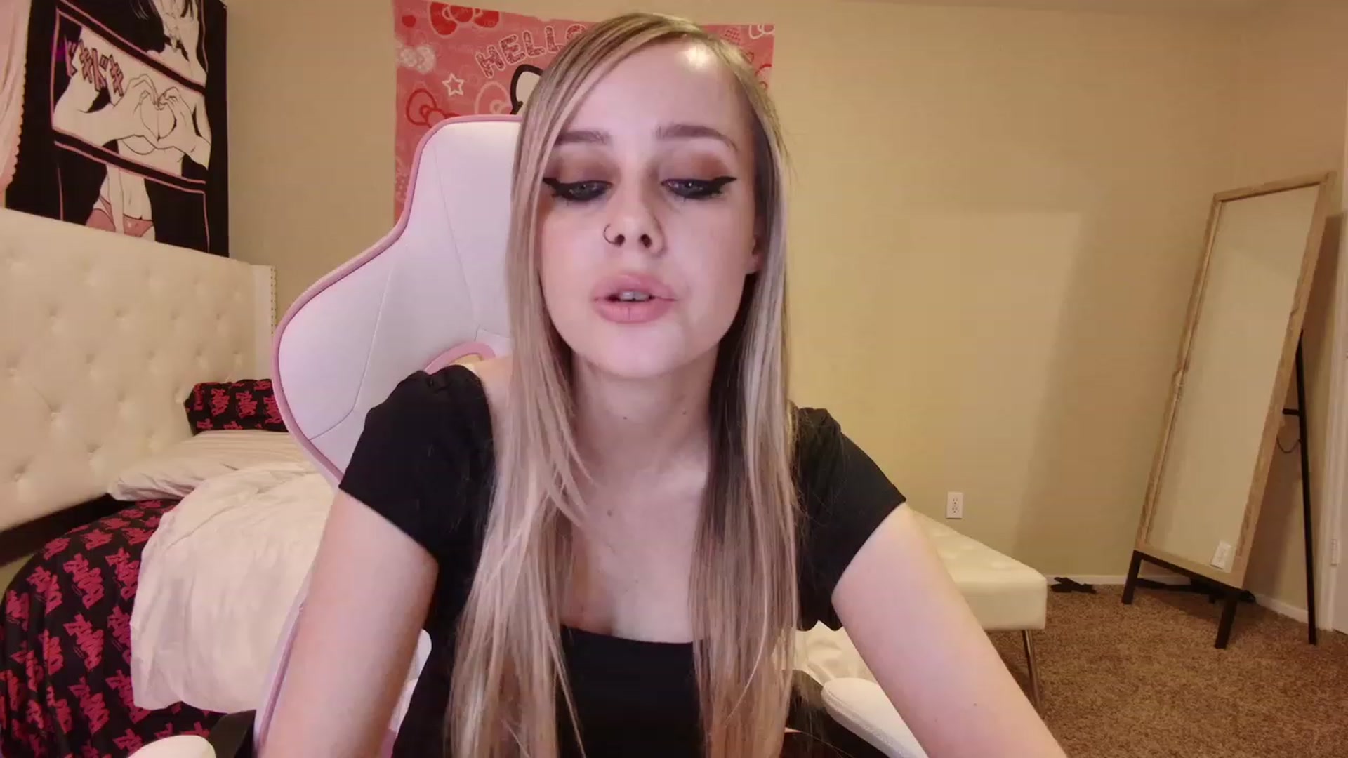 Gallery image thumbnail from lunalovelyy's myfreecams stream on, 03/19/2023, 06:31 image 3 of 20