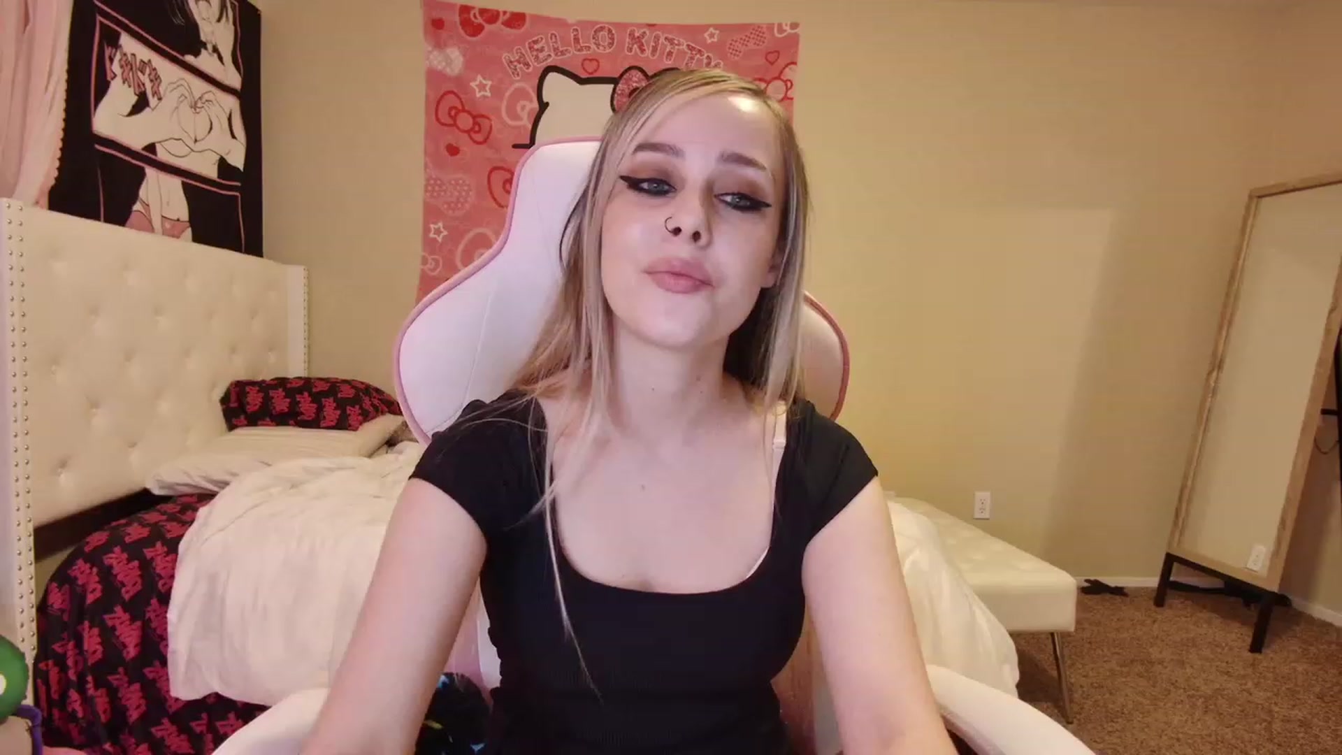 Gallery image thumbnail from lunalovelyy's myfreecams stream on, 03/19/2023, 06:31 image 14 of 20