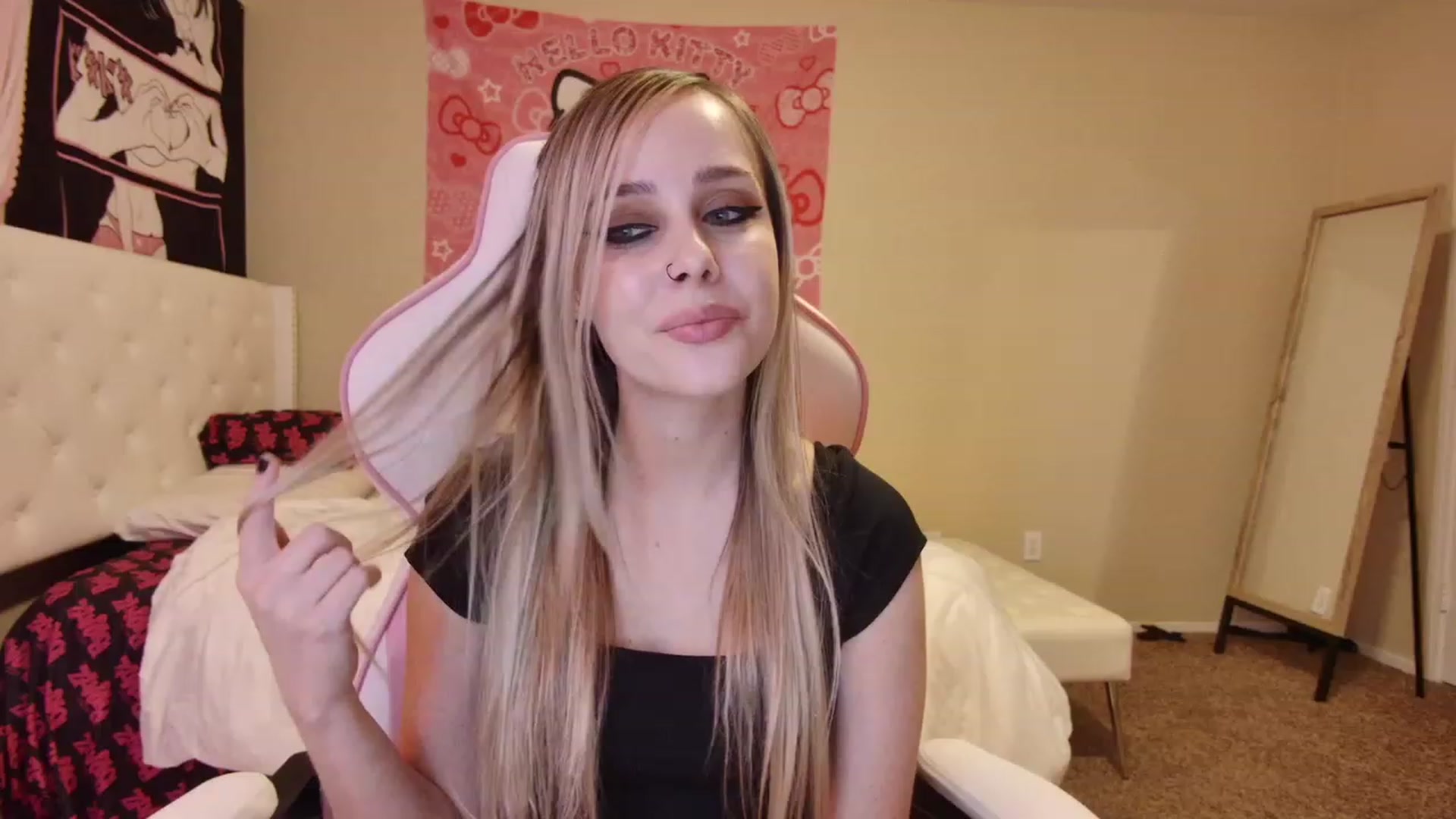Gallery image thumbnail from lunalovelyy's myfreecams stream on, 03/19/2023, 06:31 image 8 of 20