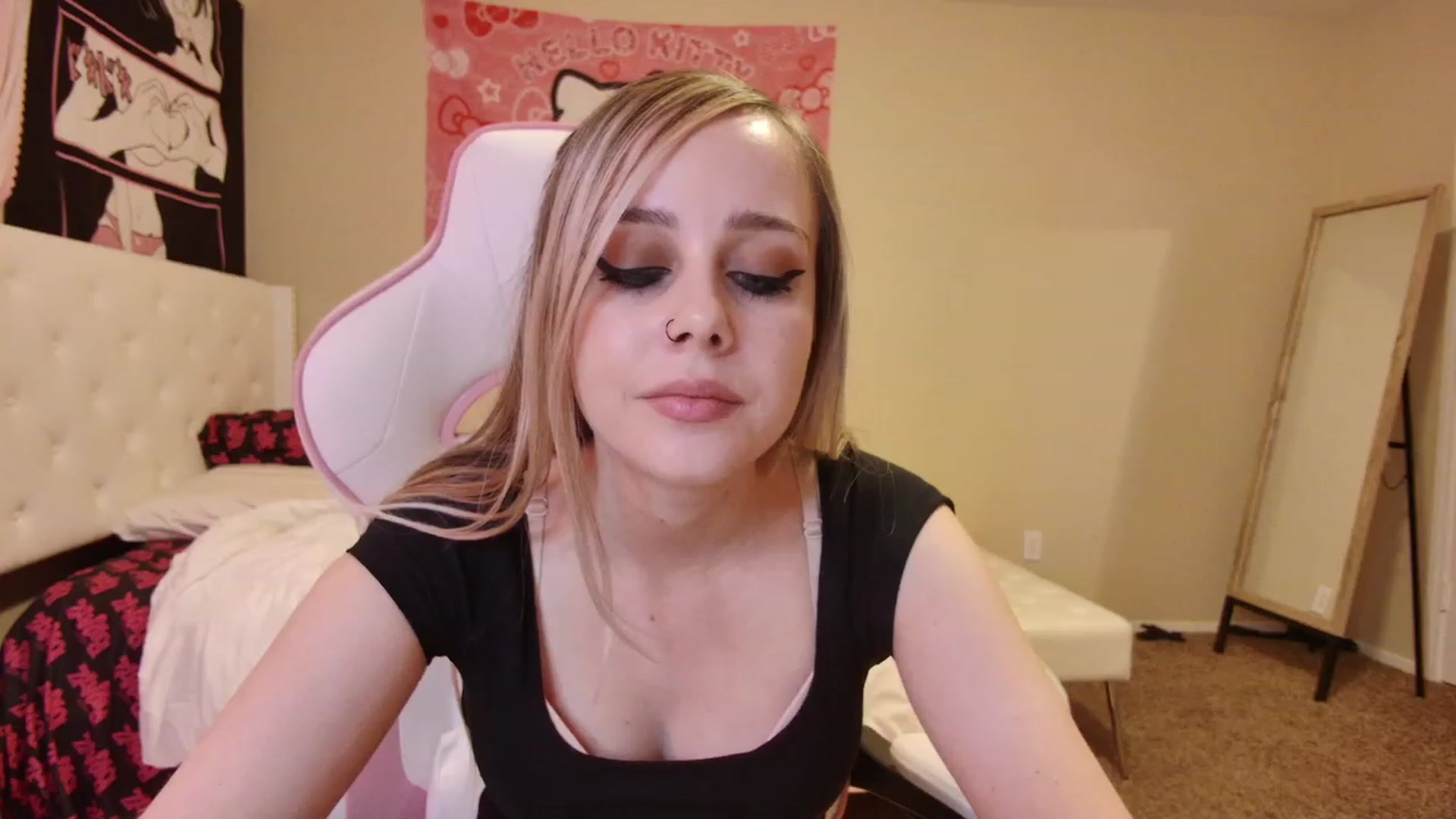 Gallery image thumbnail from lunalovelyy's myfreecams stream on, 03/19/2023, 06:31 image 1 of 20