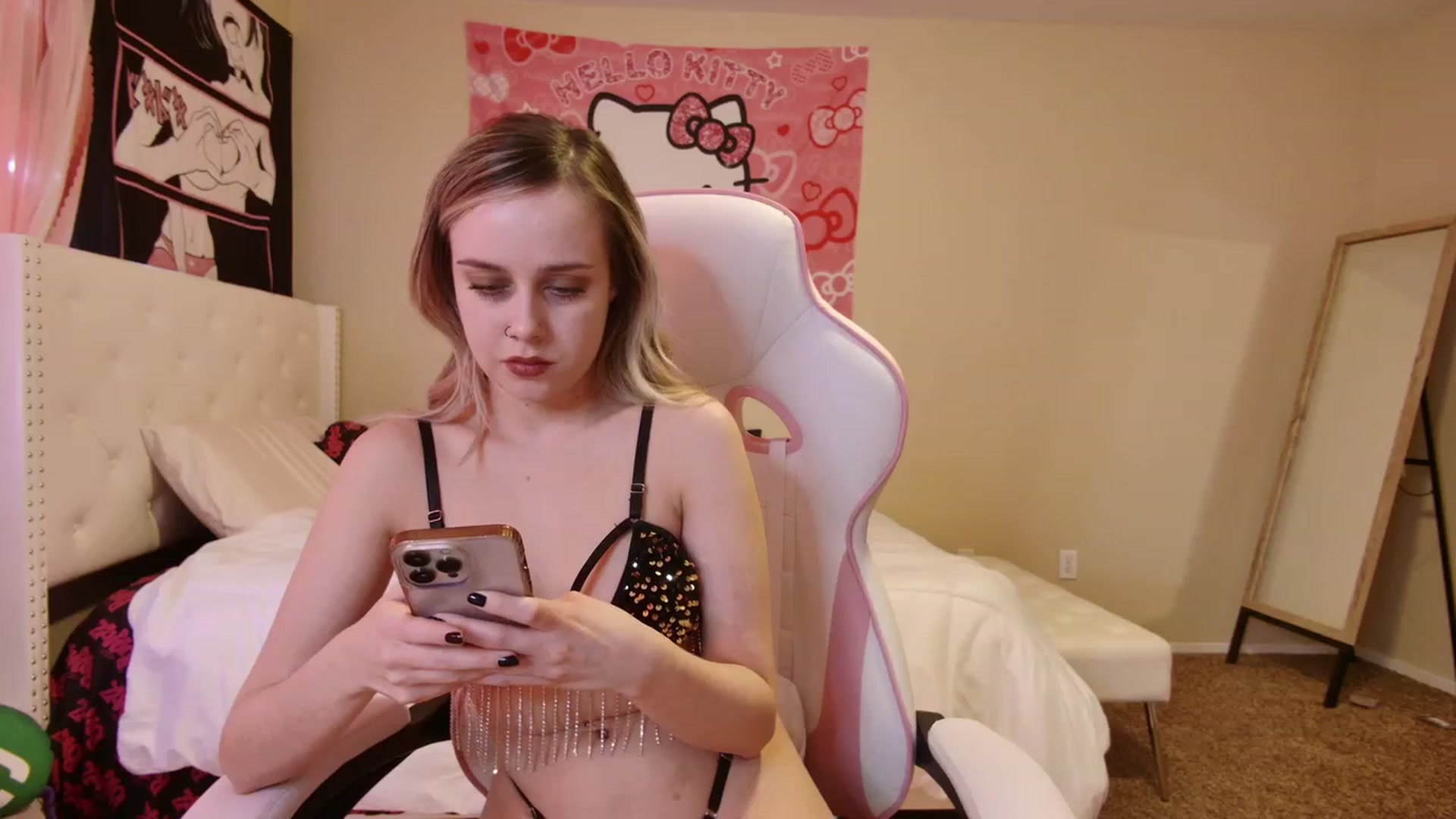 Gallery image thumbnail from lunalovelyy's myfreecams stream on, 03/29/2023, 24:27 image 15 of 20