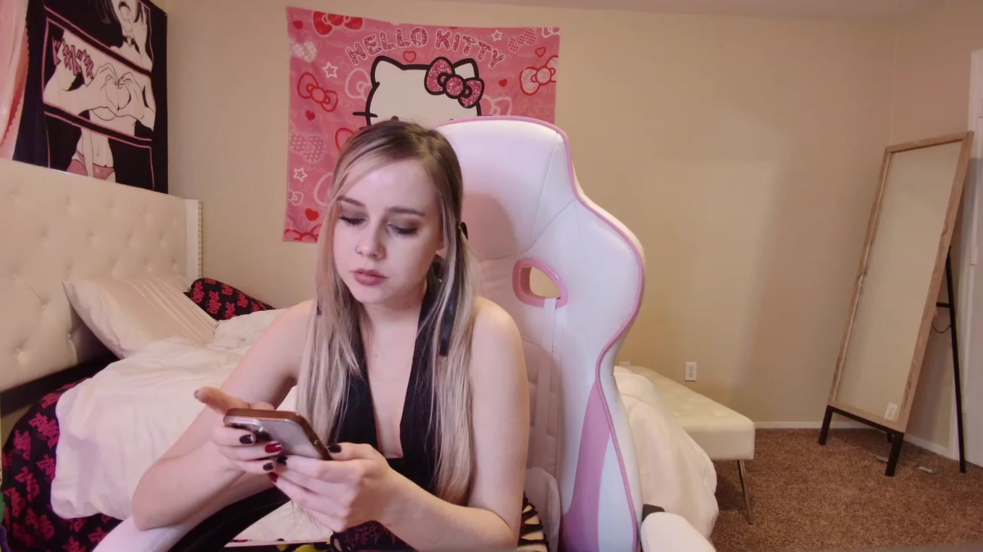 Gallery image thumbnail from lunalovelyy's myfreecams stream on, 03/30/2023, 22:31 image 14 of 20