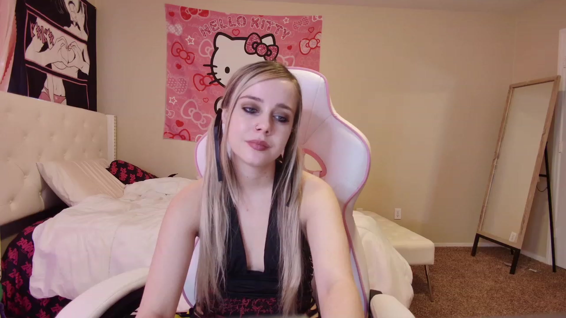 Gallery image thumbnail from lunalovelyy's myfreecams stream on, 03/30/2023, 22:31 image 15 of 20