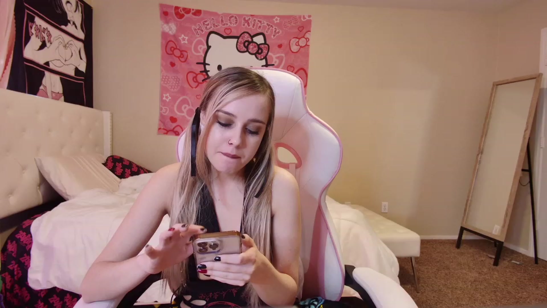 Gallery image thumbnail from lunalovelyy's myfreecams stream on, 03/30/2023, 22:31 image 20 of 20