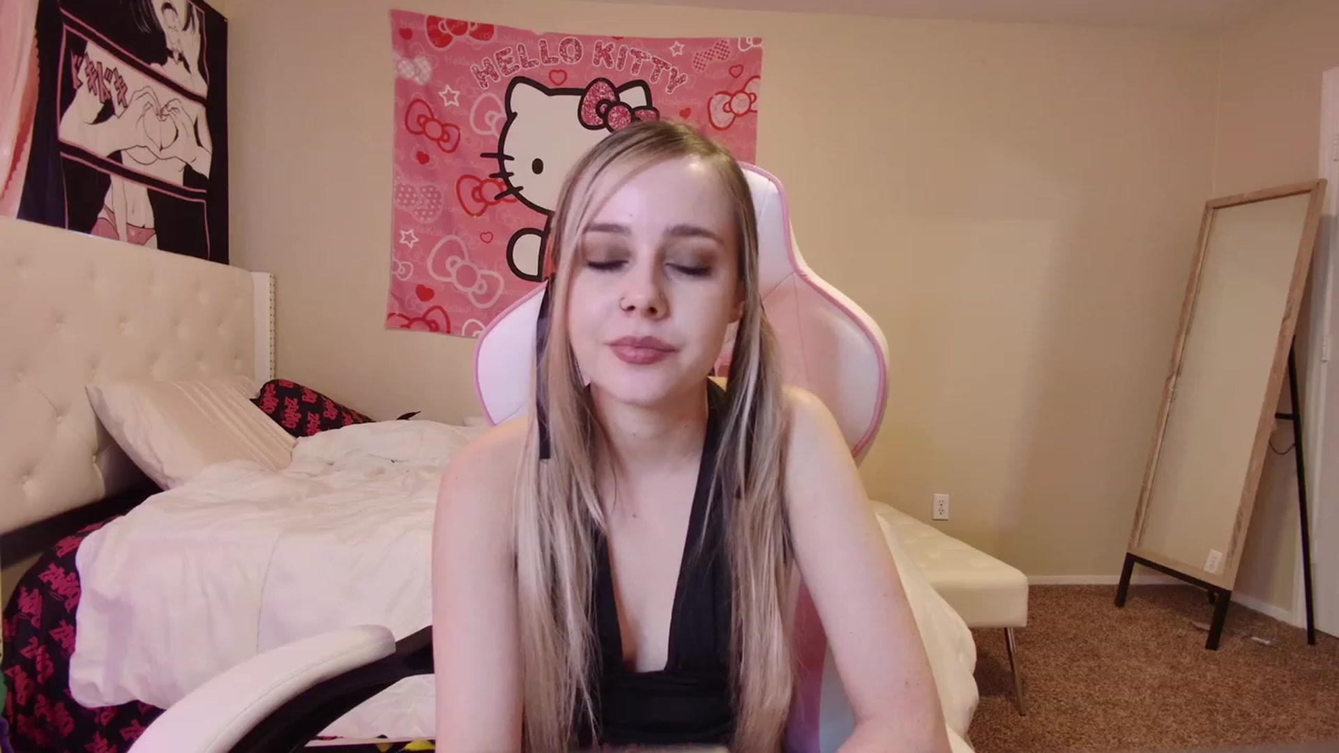 Gallery image thumbnail from lunalovelyy's myfreecams stream on, 03/30/2023, 22:31 image 12 of 20