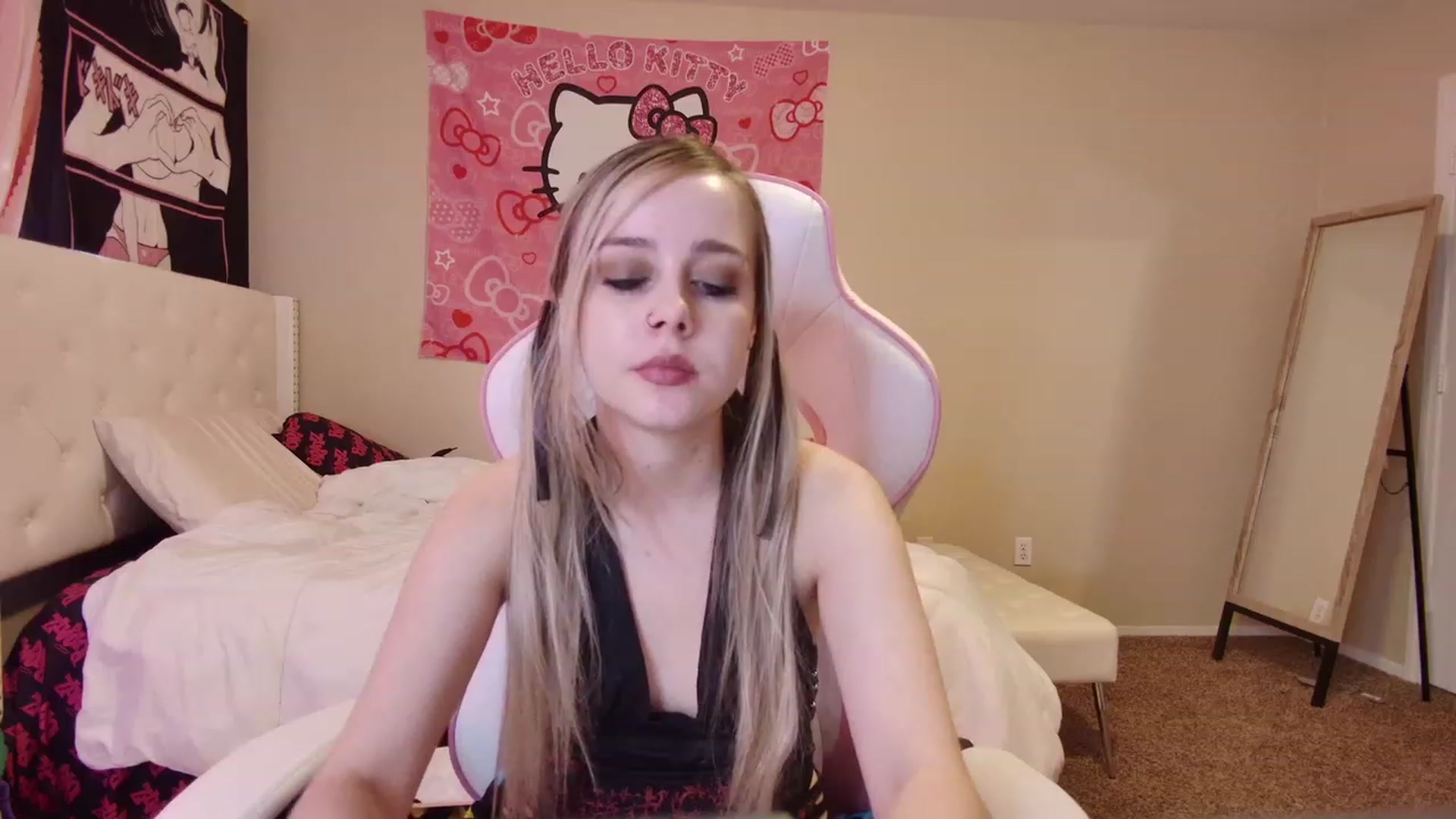 Gallery image thumbnail from lunalovelyy's myfreecams stream on, 03/30/2023, 22:31 image 10 of 20