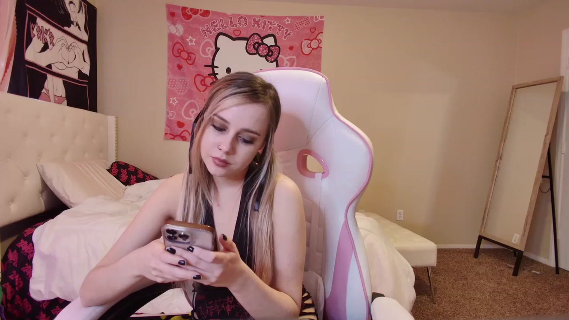 Gallery image thumbnail from lunalovelyy's myfreecams stream on, 03/30/2023, 22:31 image 13 of 20