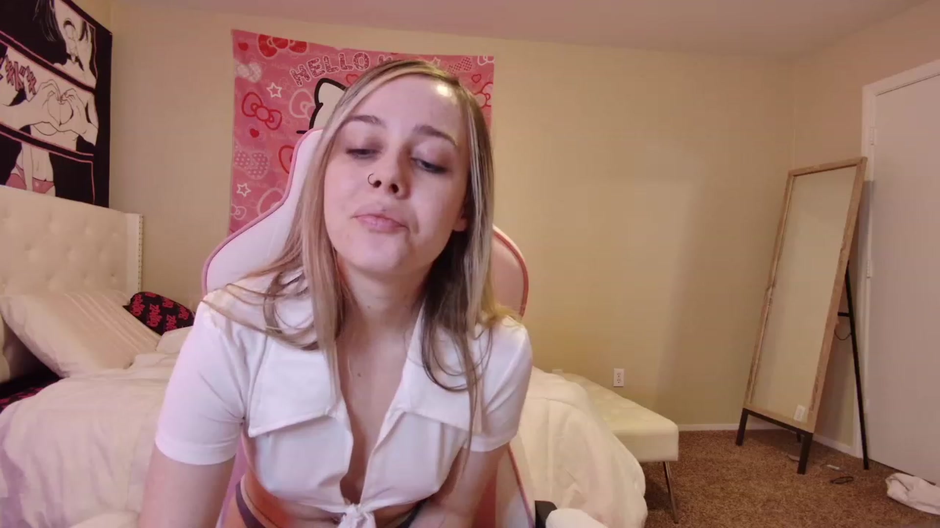 Gallery image thumbnail from lunalovelyy's myfreecams stream on, 03/31/2023, 19:36 image 4 of 20