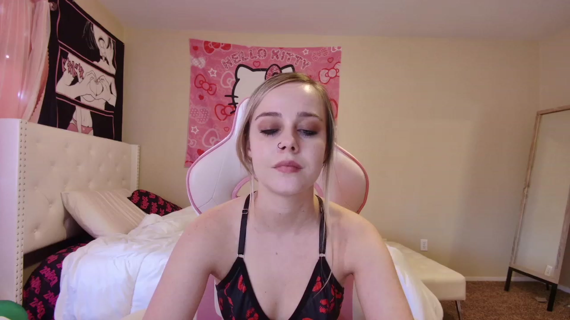 Gallery image thumbnail from lunalovelyy's myfreecams stream on, 04/06/2023, 24:17 image 13 of 20