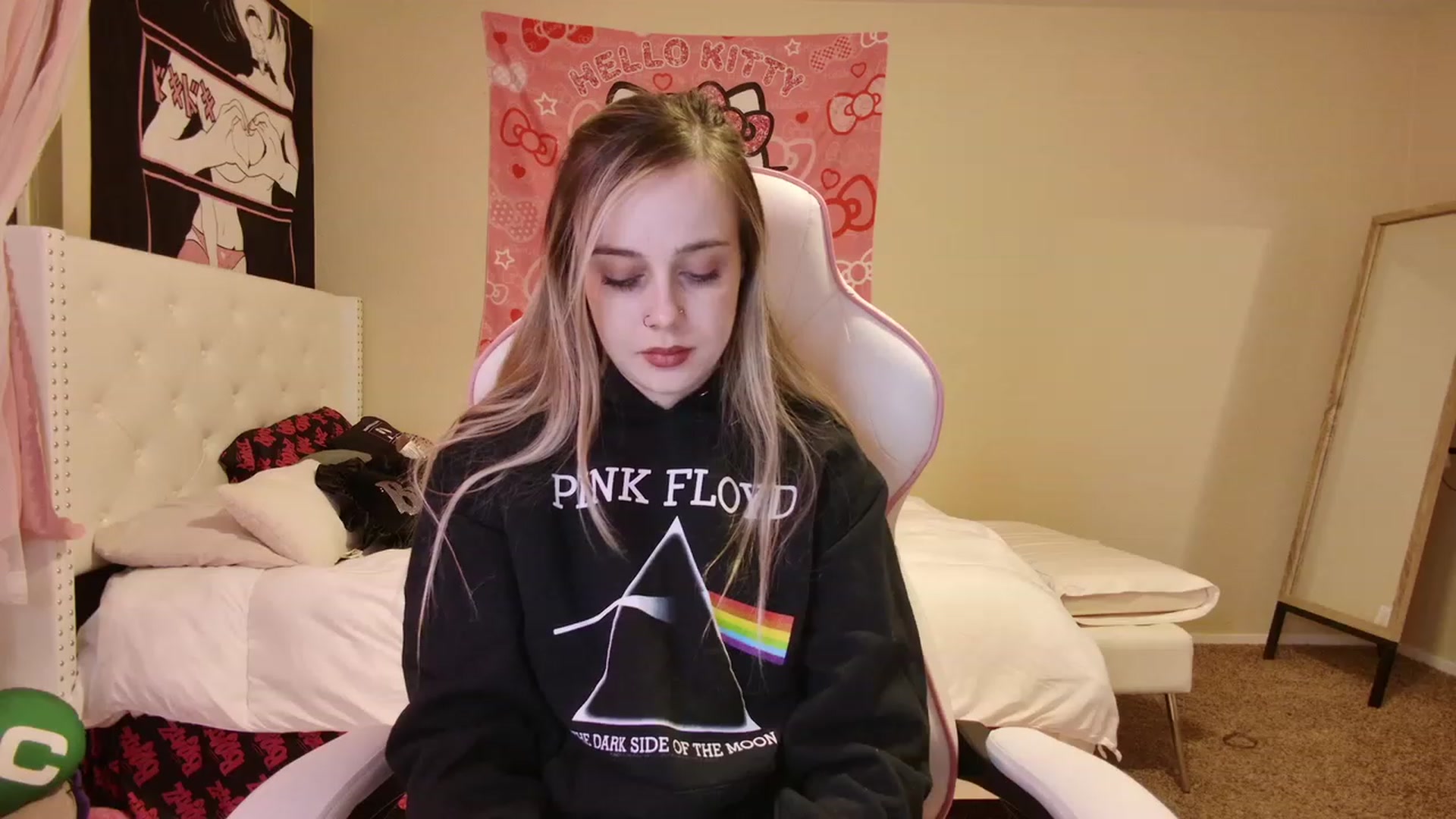 Gallery image thumbnail from lunalovelyy's myfreecams stream on, 04/17/2023, 06:37 image 8 of 20