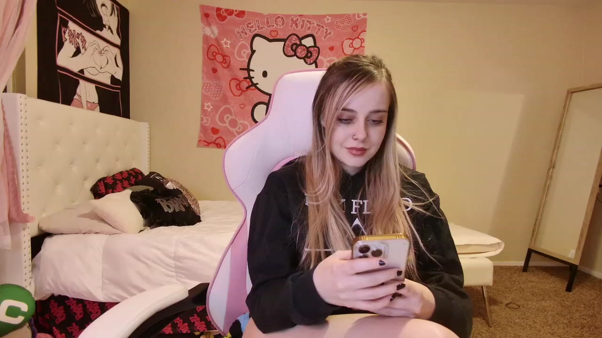 Gallery image thumbnail from lunalovelyy's myfreecams stream on, 04/17/2023, 06:37 image 19 of 20