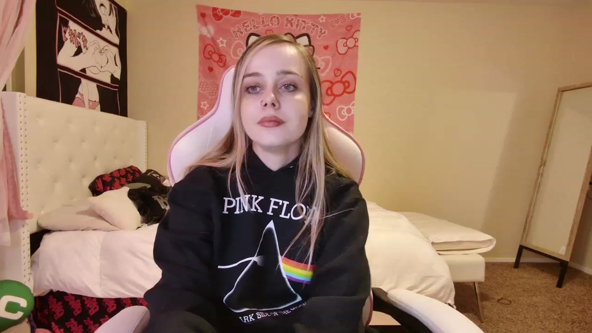 Gallery image thumbnail from lunalovelyy's myfreecams stream on, 04/17/2023, 06:37 image 4 of 20