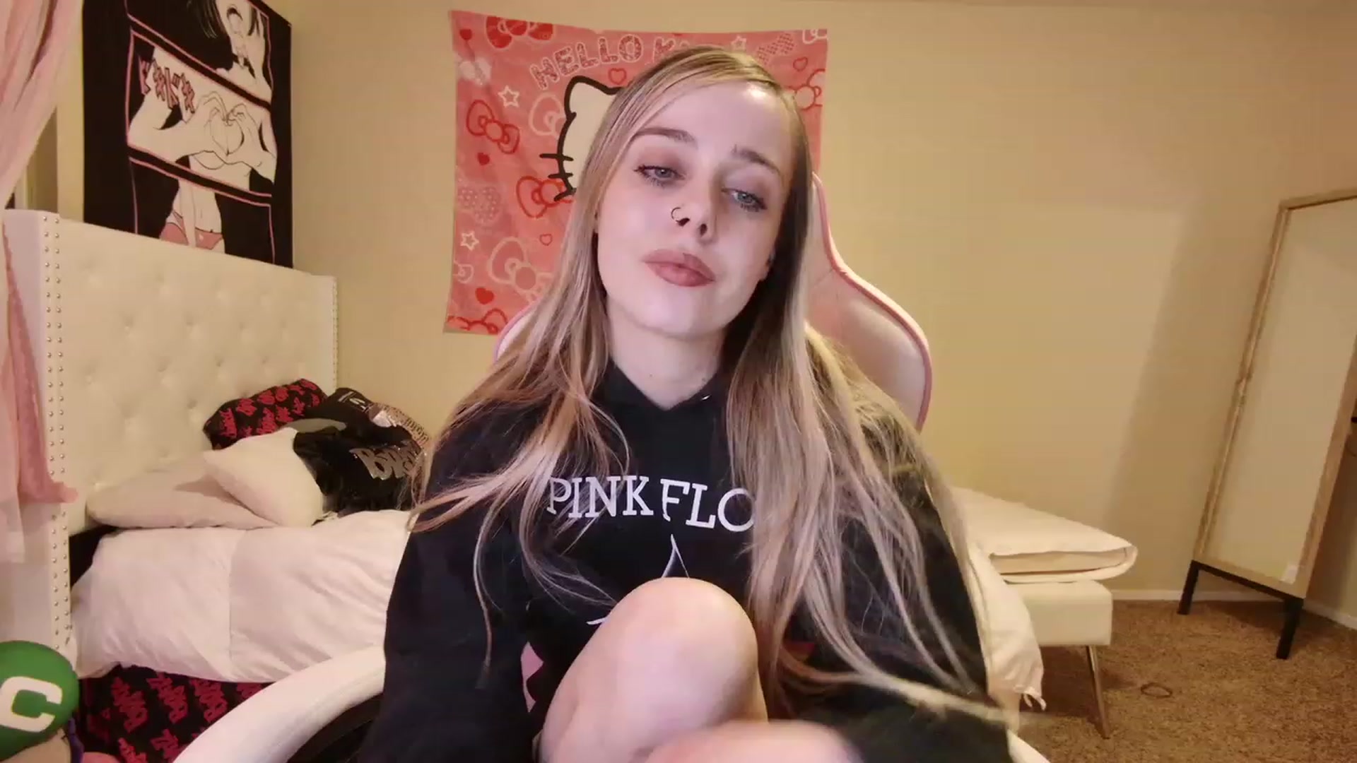 Gallery image thumbnail from lunalovelyy's myfreecams stream on, 04/17/2023, 06:37 image 15 of 20