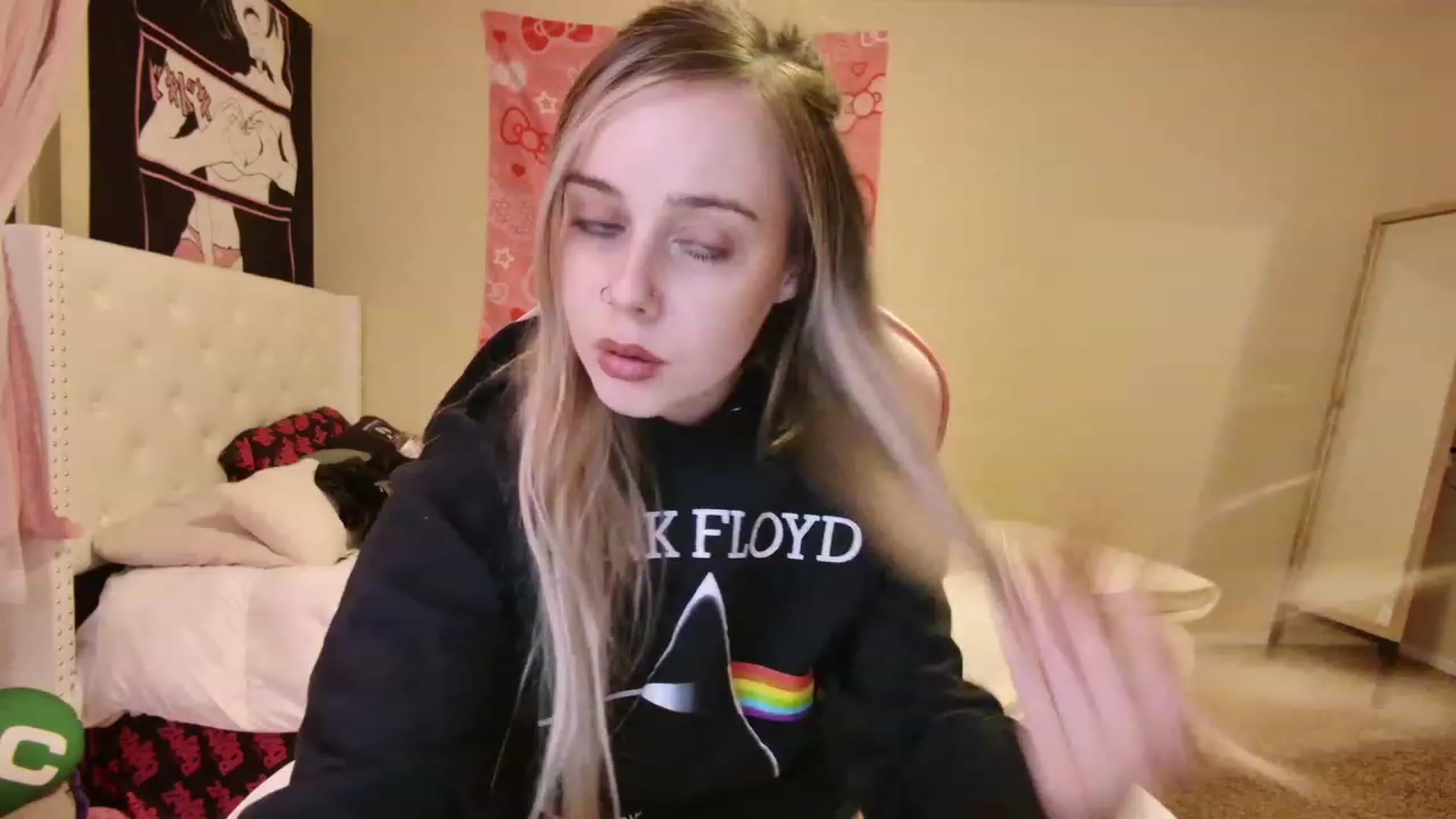 Gallery image thumbnail from lunalovelyy's myfreecams stream on, 04/17/2023, 06:37 image 11 of 20