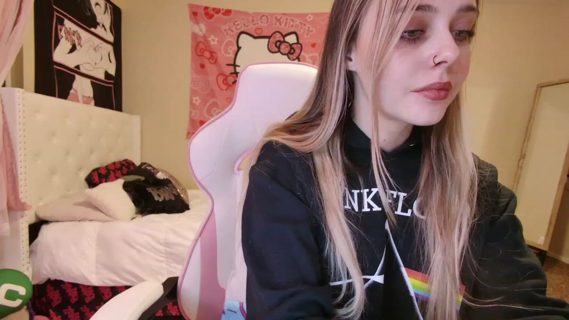 Gallery image thumbnail from lunalovelyy's myfreecams stream on, 04/17/2023, 06:37 image 12 of 20