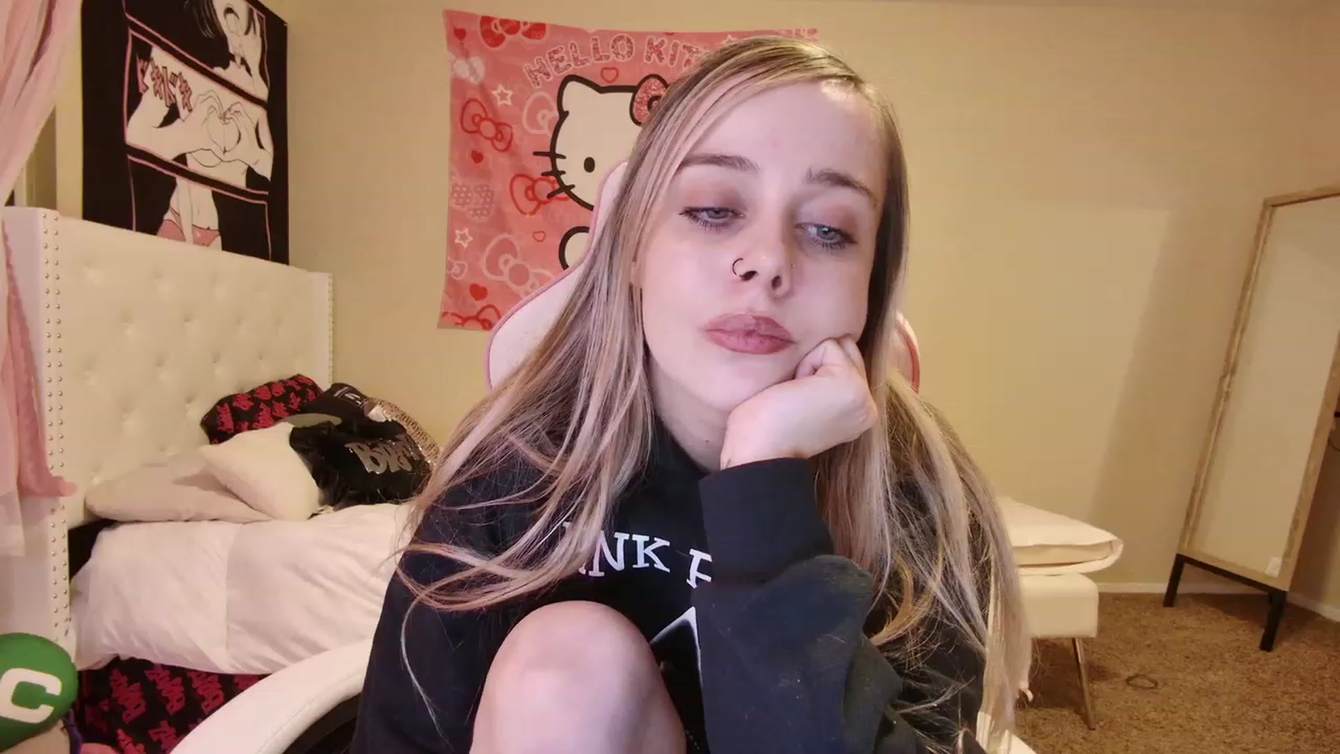 Gallery image thumbnail from lunalovelyy's myfreecams stream on, 04/17/2023, 06:37 image 16 of 20