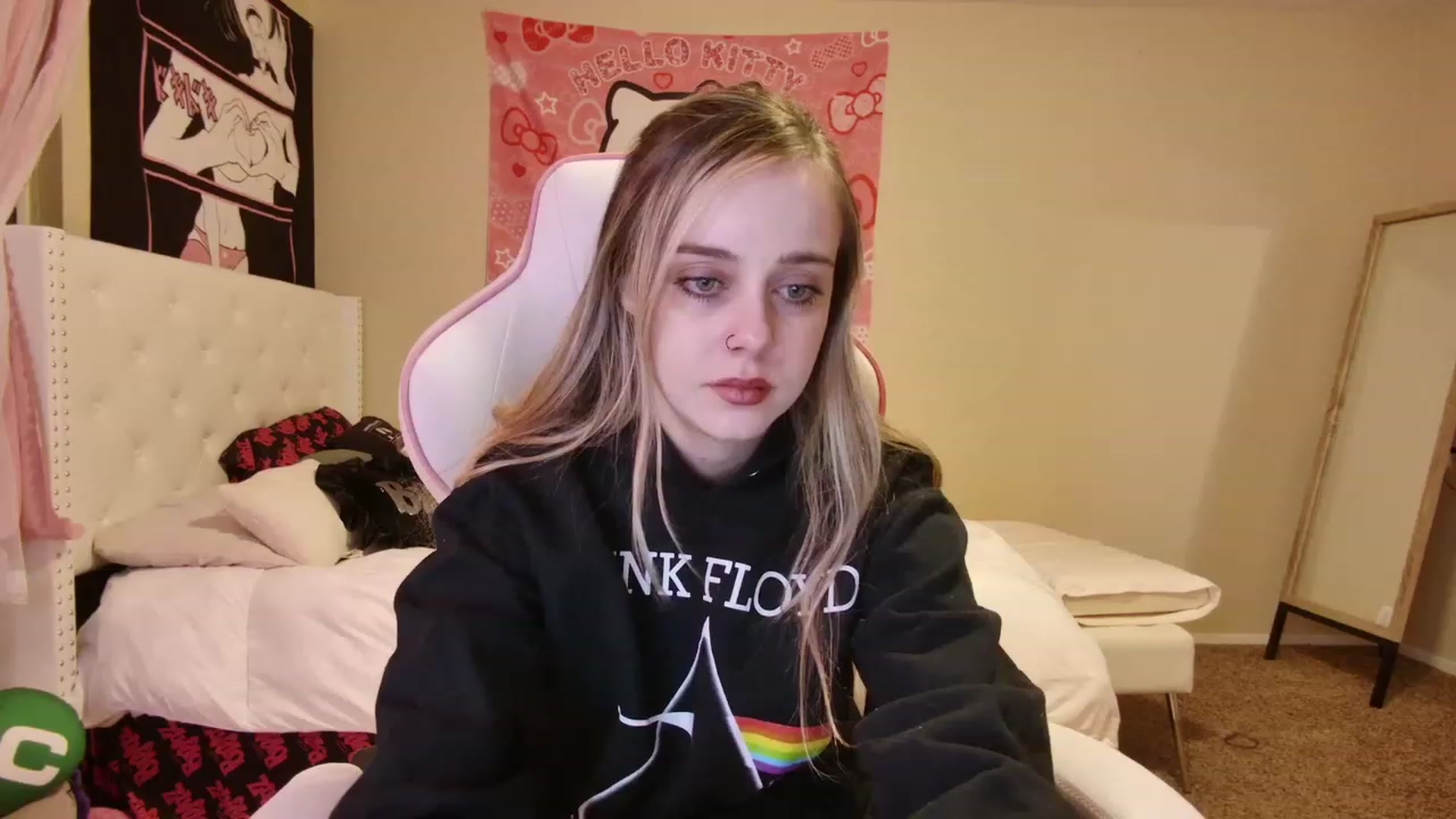 Gallery image thumbnail from lunalovelyy's myfreecams stream on, 04/17/2023, 06:37 image 5 of 20