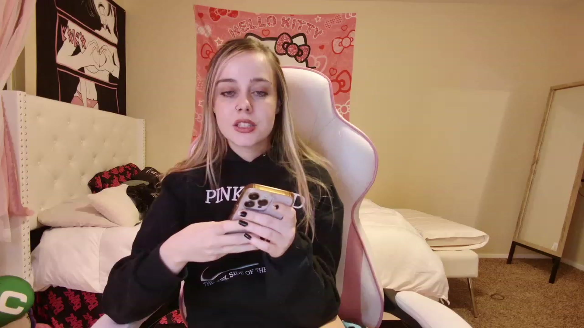 Gallery image thumbnail from lunalovelyy's myfreecams stream on, 04/17/2023, 06:37 image 9 of 20