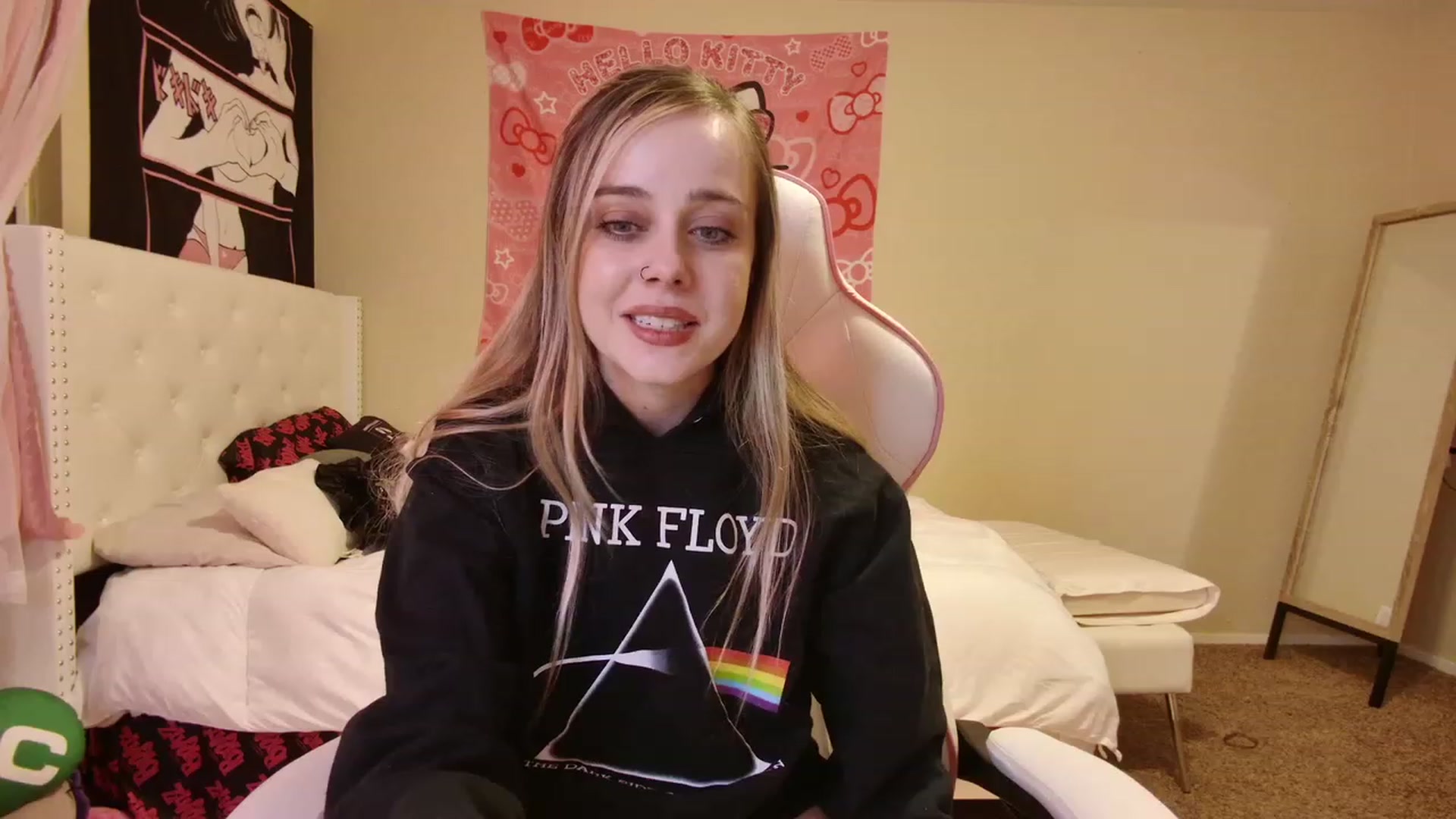 Gallery image thumbnail from lunalovelyy's myfreecams stream on, 04/17/2023, 06:37 image 7 of 20