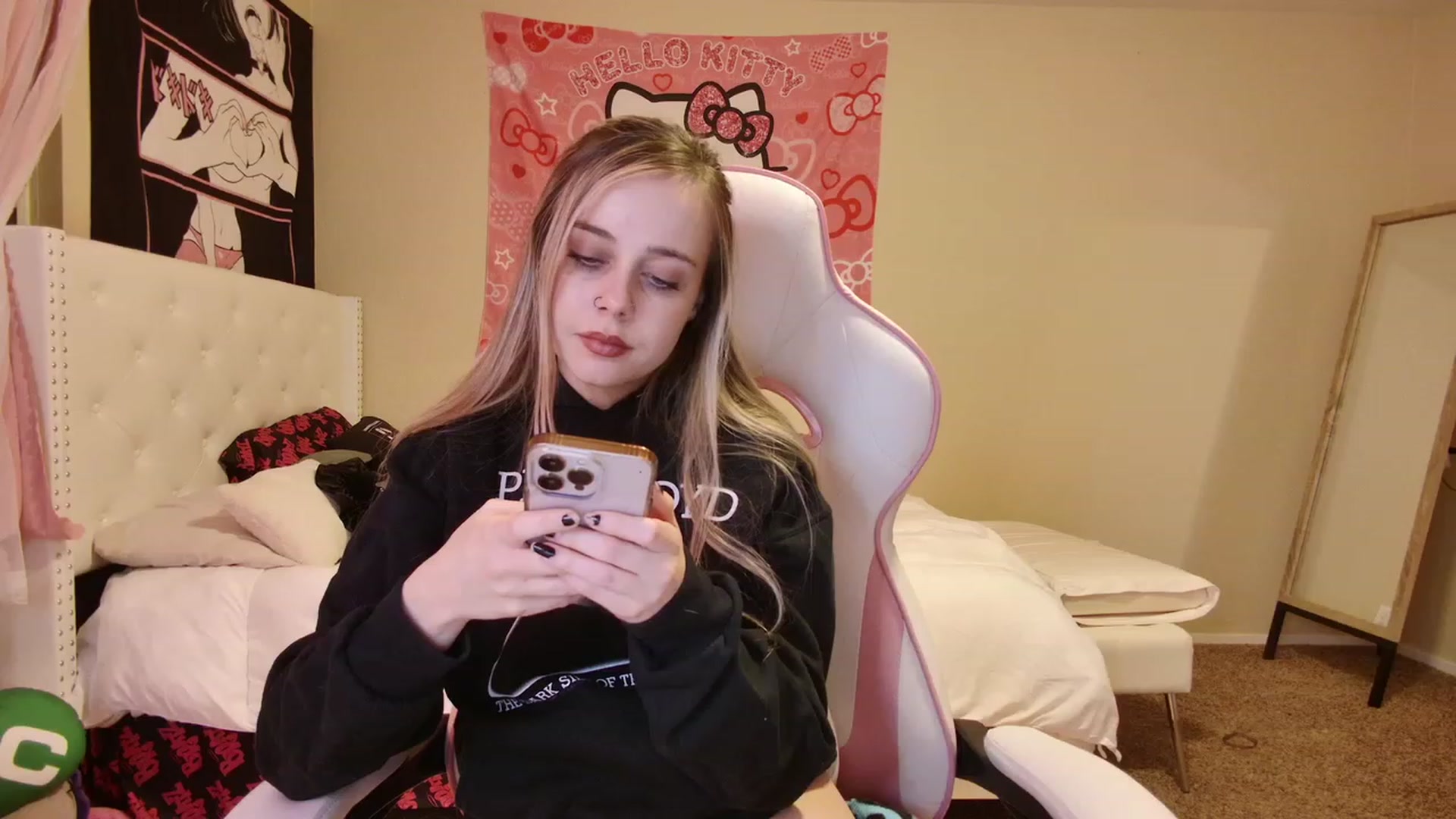 Gallery image thumbnail from lunalovelyy's myfreecams stream on, 04/17/2023, 06:37 image 10 of 20