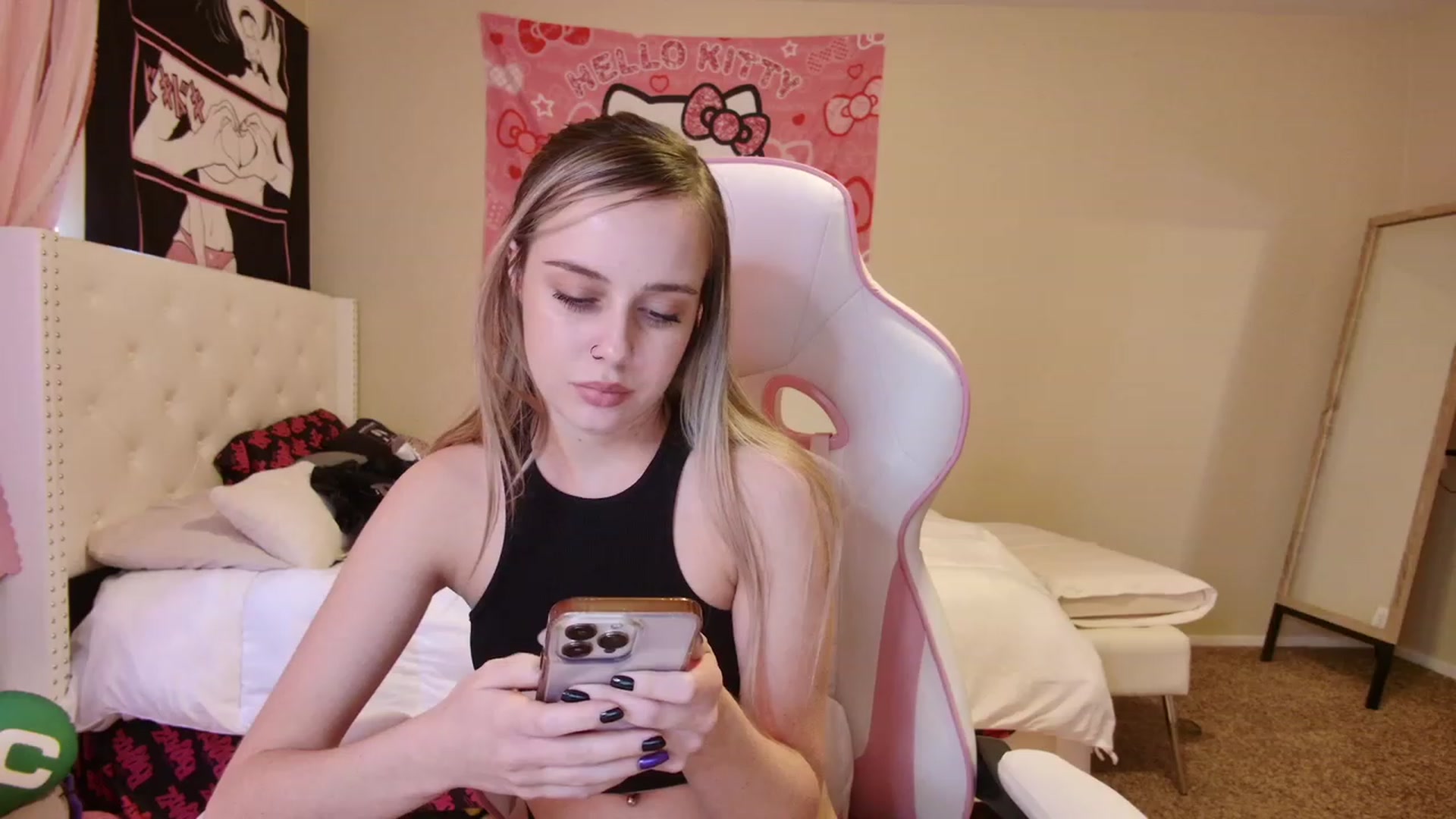 Gallery image thumbnail from lunalovelyy's myfreecams stream on, 04/18/2023, 01:47 image 19 of 20