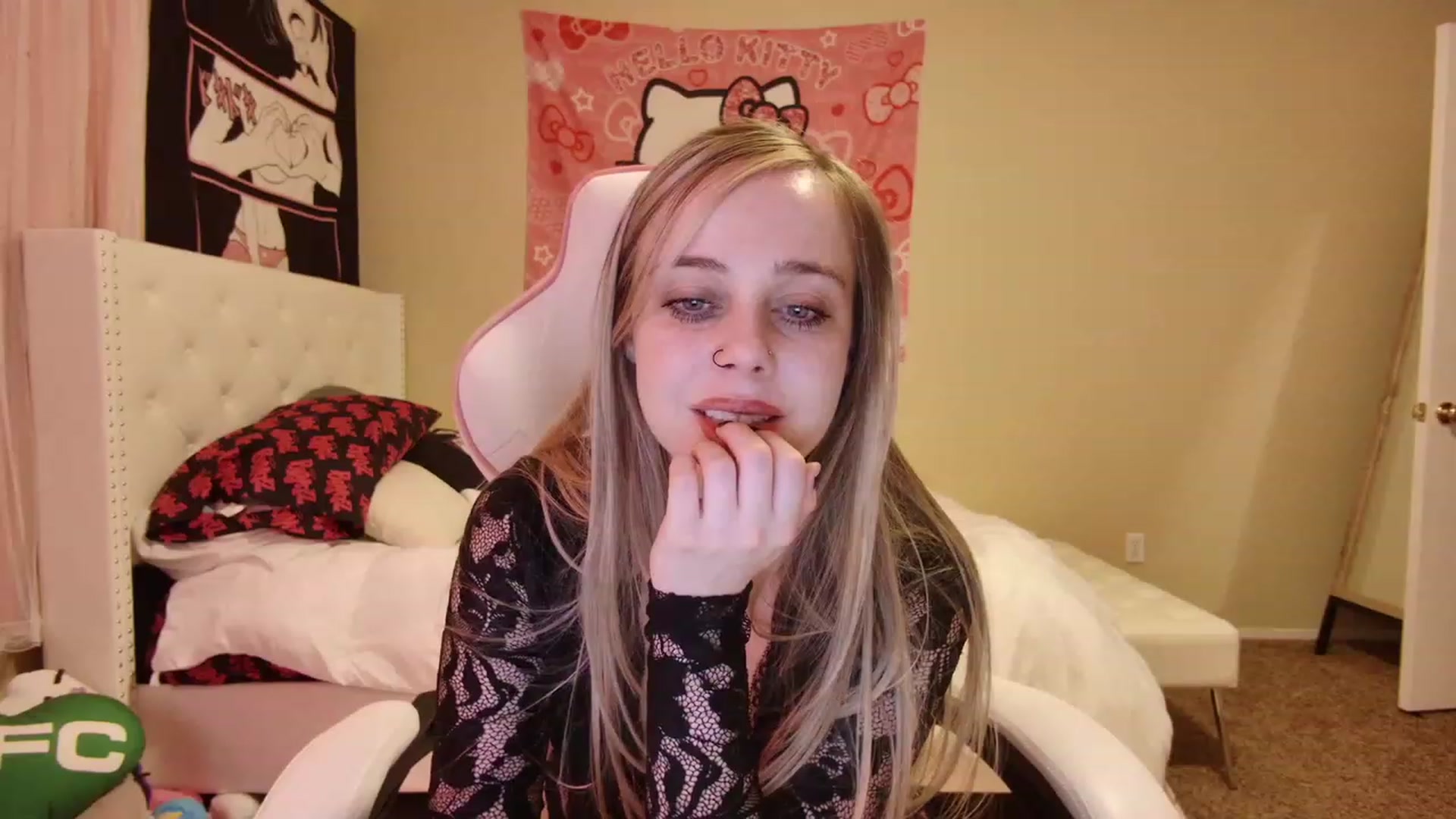 Gallery image thumbnail from lunalovelyy's myfreecams stream on, 04/25/2023, 07:28 image 16 of 20