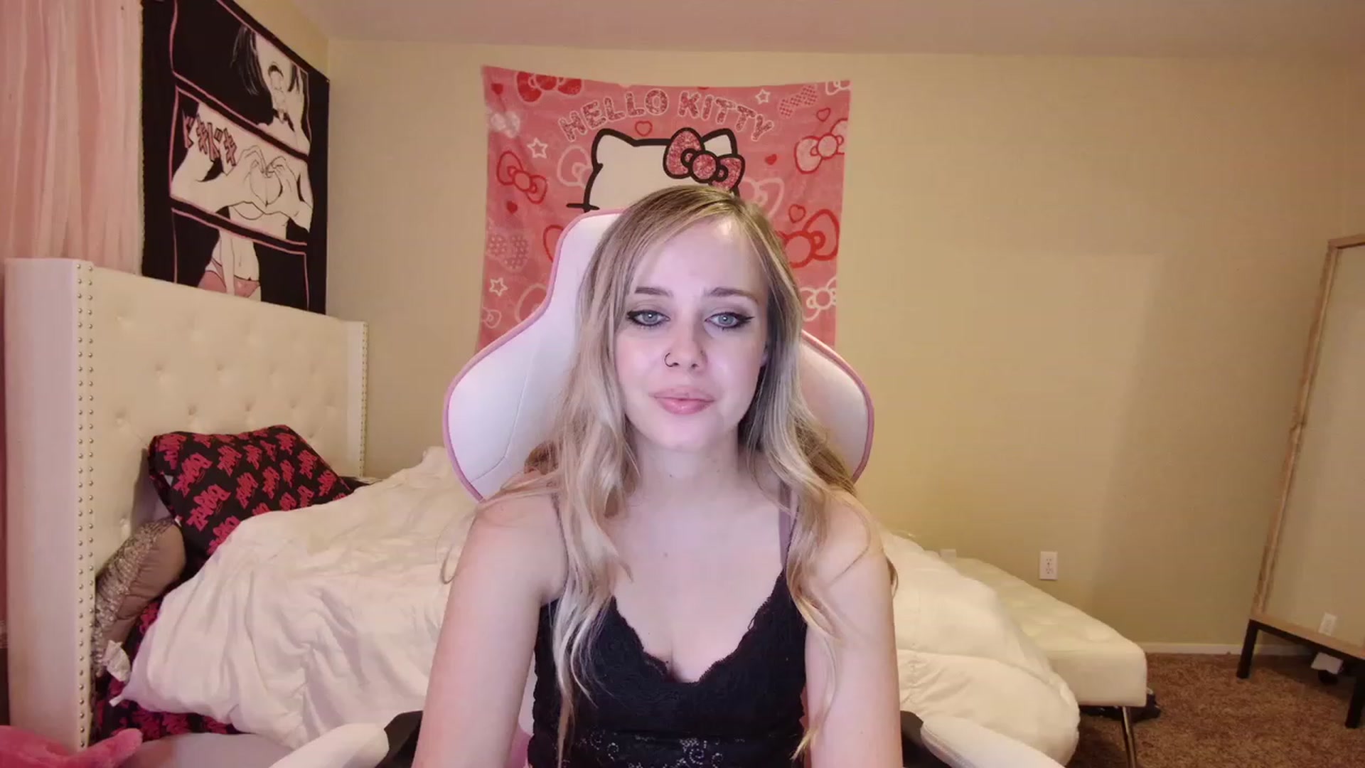 Gallery image thumbnail from lunalovelyy's myfreecams stream on, 06/05/2023, 08:16 image 12 of 20