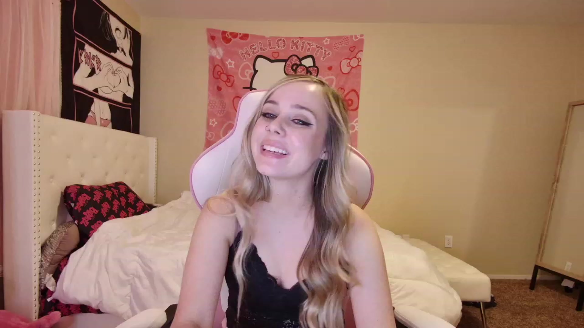 Gallery image thumbnail from lunalovelyy's myfreecams stream on, 06/05/2023, 08:16 image 6 of 20