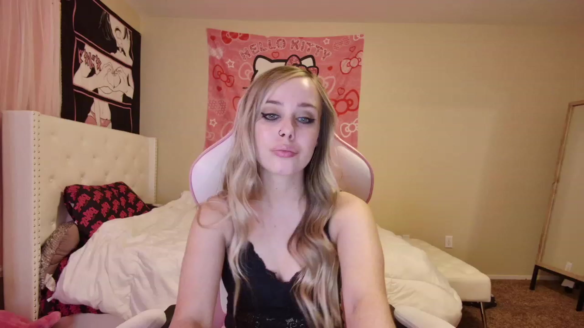 Gallery image thumbnail from lunalovelyy's myfreecams stream on, 06/05/2023, 08:16 image 7 of 20