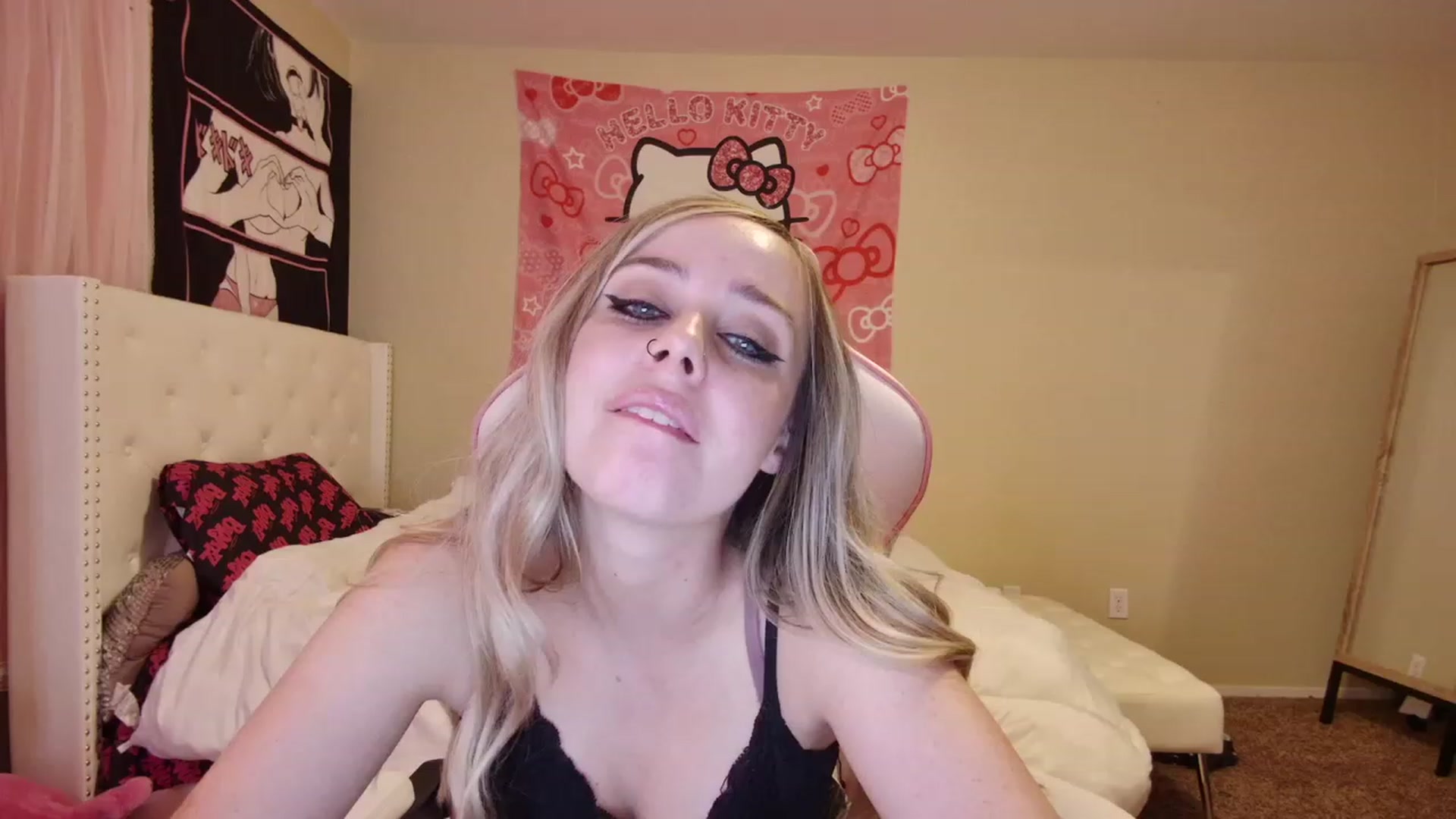 Gallery image thumbnail from lunalovelyy's myfreecams stream on, 06/05/2023, 08:16 image 9 of 20