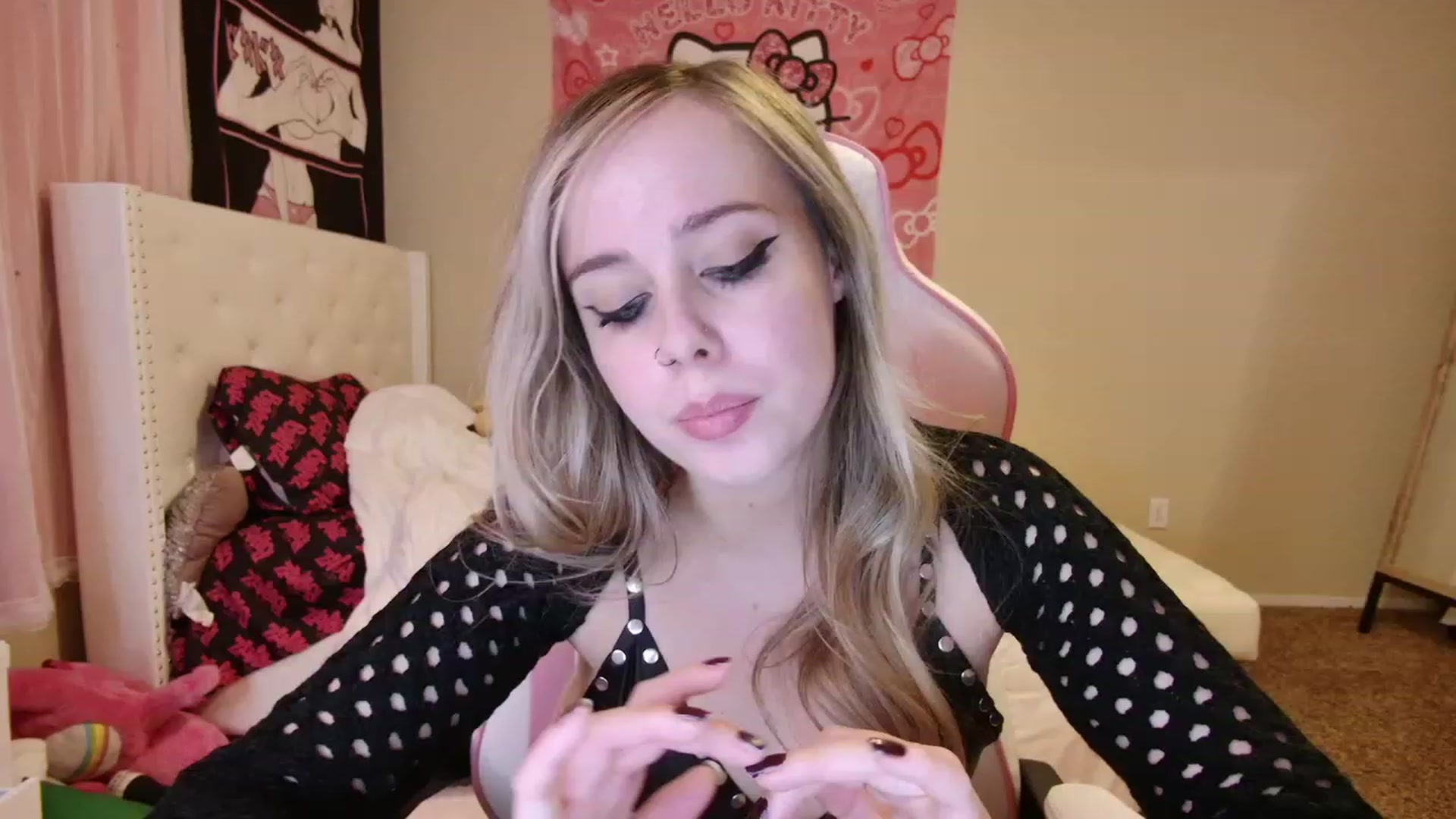 Gallery image thumbnail from lunalovelyy's myfreecams stream on, 06/06/2023, 08:04 image 16 of 20