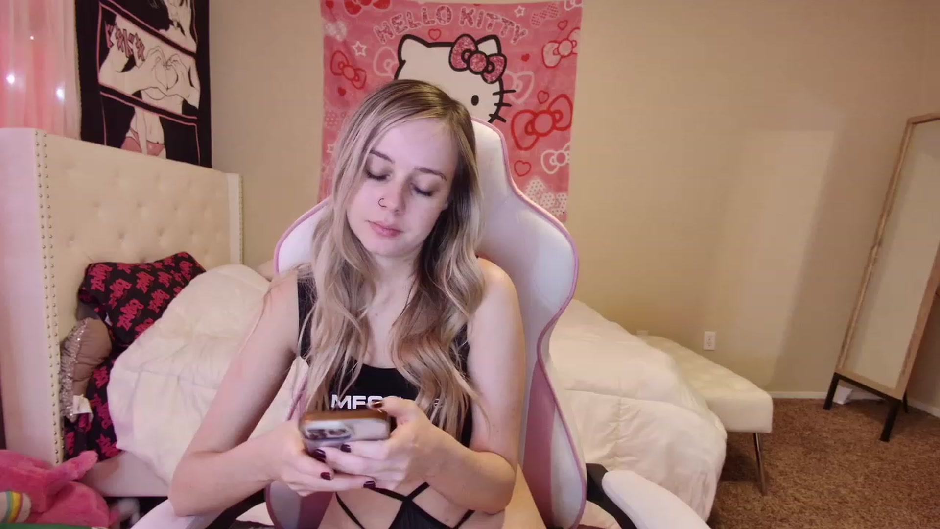 Gallery image thumbnail from lunalovelyy's myfreecams stream on, 06/06/2023, 19:32 image 2 of 20