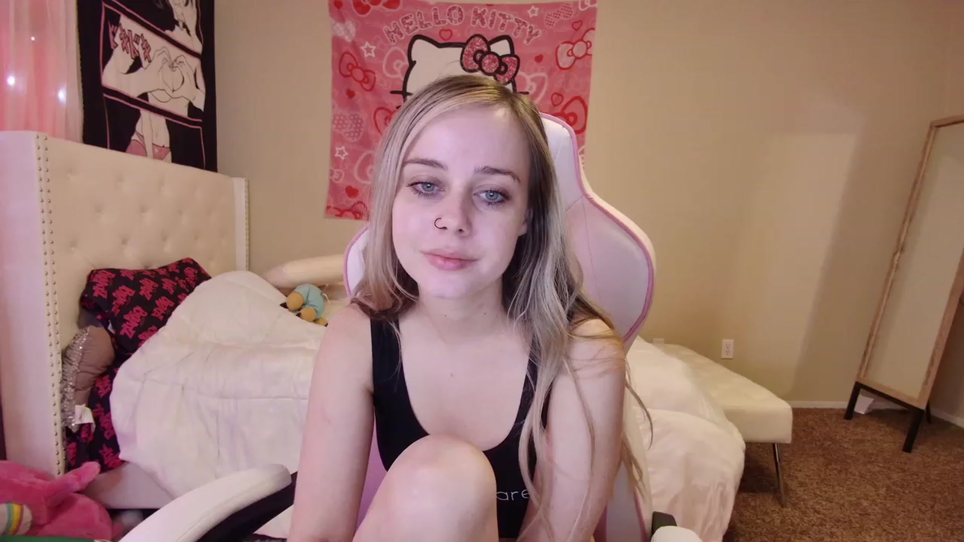 Gallery image thumbnail from lunalovelyy's myfreecams stream on, 06/06/2023, 19:32 image 15 of 20