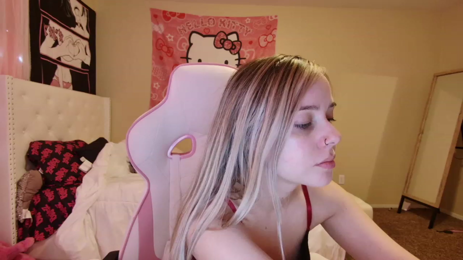Gallery image thumbnail from lunalovelyy's myfreecams stream on, 06/07/2023, 19:09 image 10 of 20