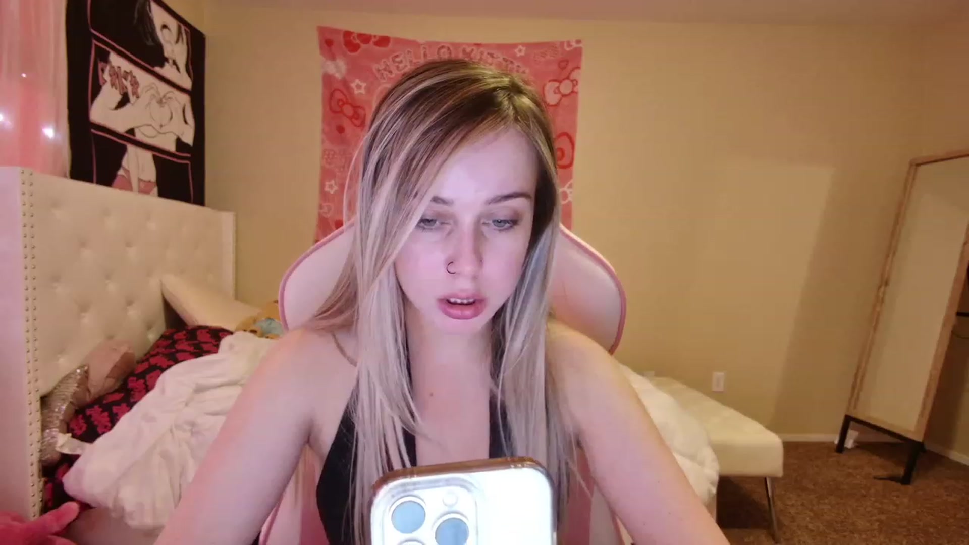 Gallery image thumbnail from lunalovelyy's myfreecams stream on, 06/15/2023, 18:31 image 20 of 20
