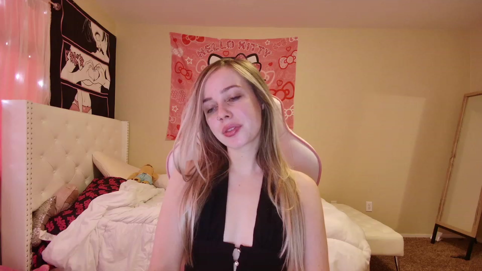 Gallery image thumbnail from lunalovelyy's myfreecams stream on, 06/15/2023, 18:31 image 7 of 20