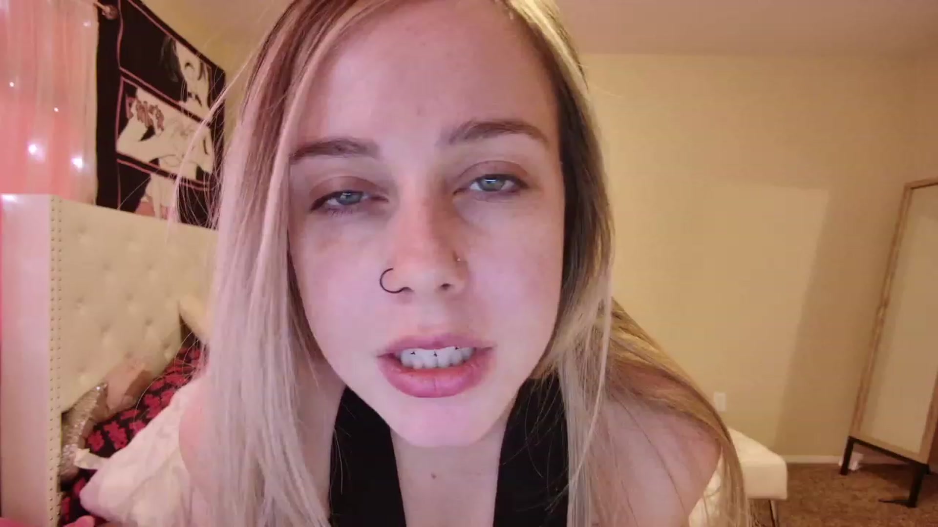 Gallery image thumbnail from lunalovelyy's myfreecams stream on, 06/15/2023, 18:31 image 10 of 20