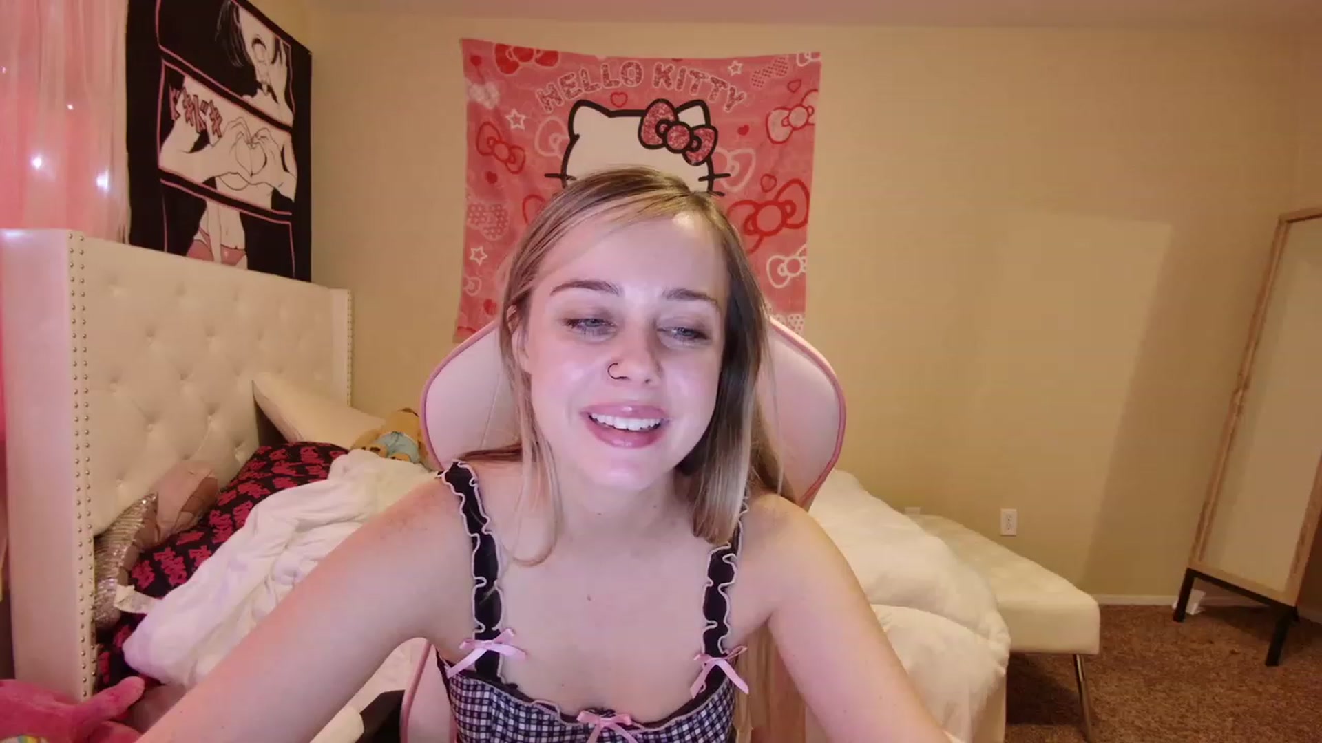 Gallery image thumbnail from lunalovelyy's myfreecams stream on, 06/20/2023, 24:36 image 6 of 20