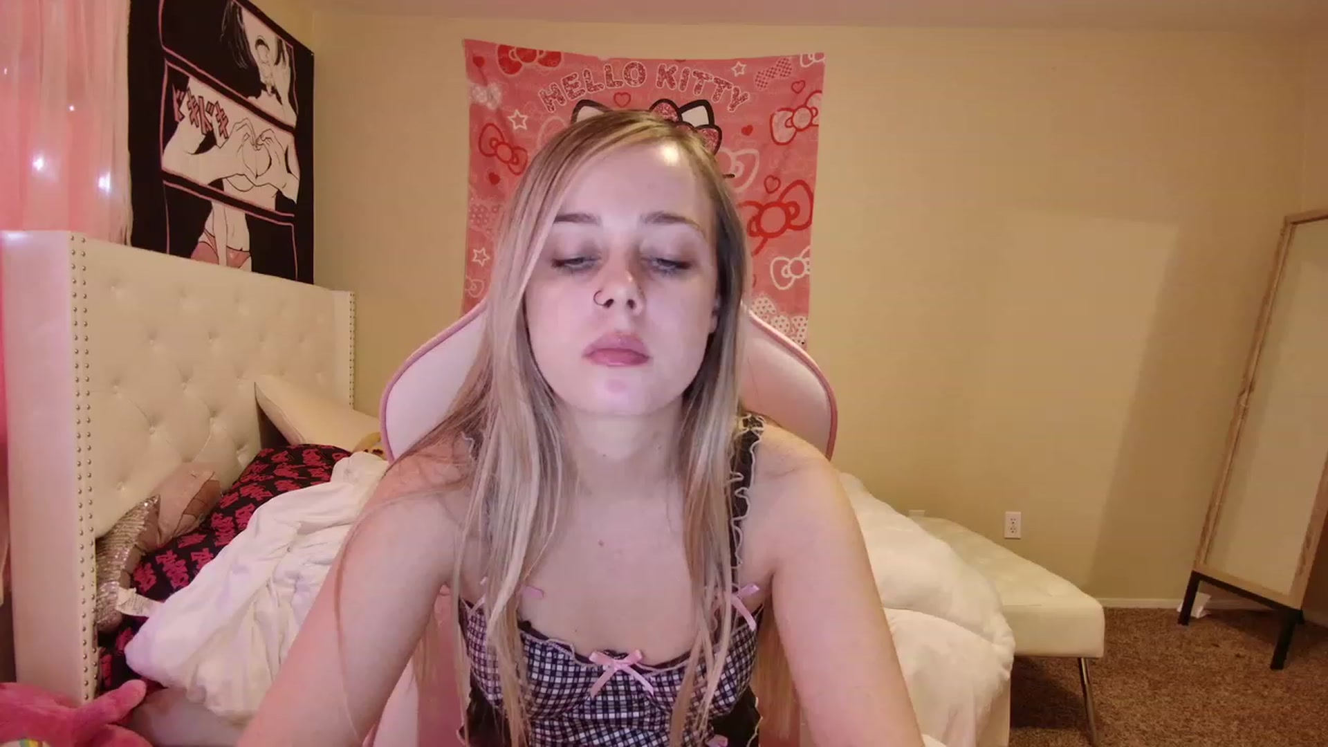 Gallery image thumbnail from lunalovelyy's myfreecams stream on, 06/20/2023, 24:36 image 1 of 20