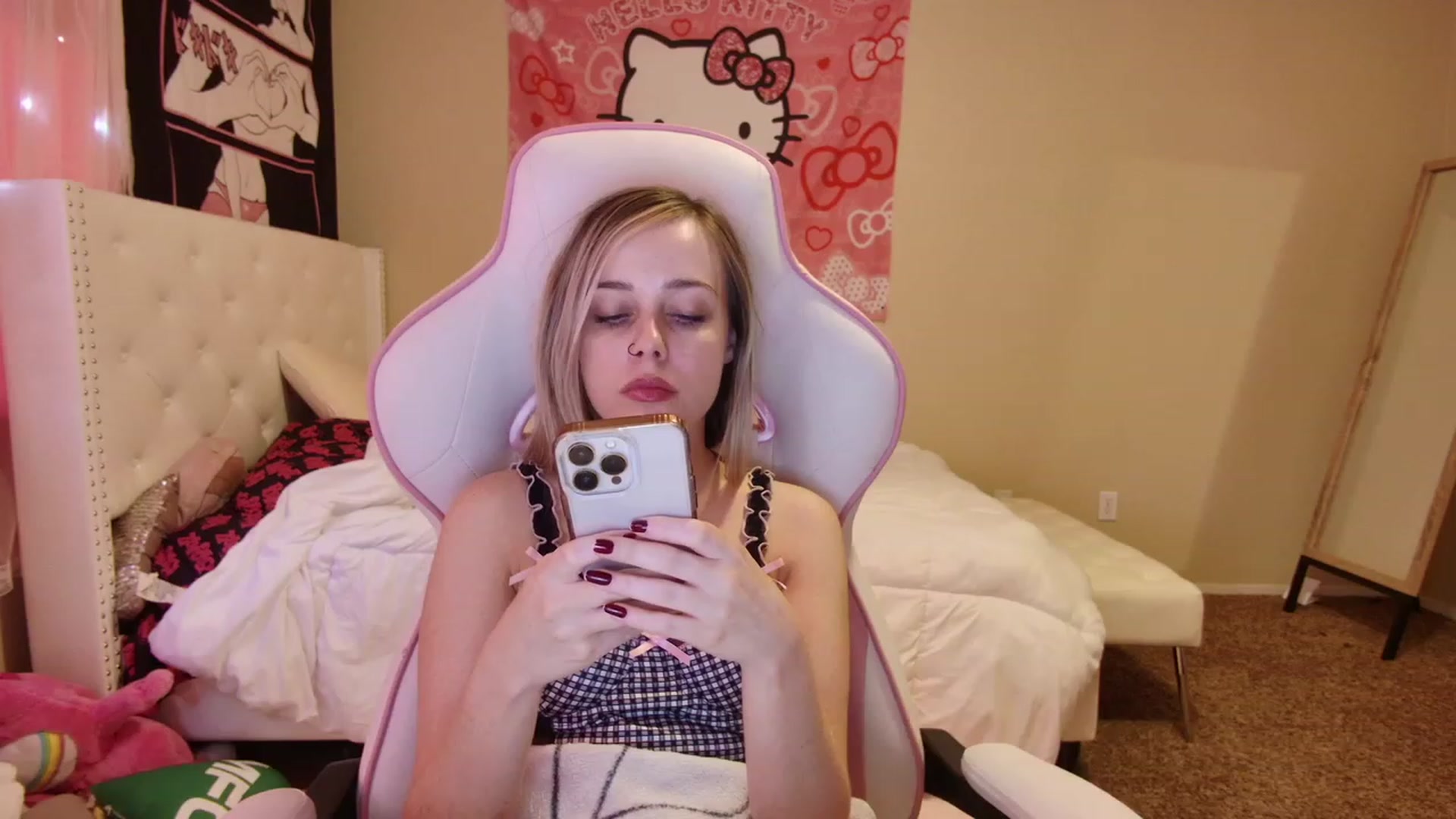 Gallery image thumbnail from lunalovelyy's myfreecams stream on, 06/20/2023, 24:36 image 18 of 20