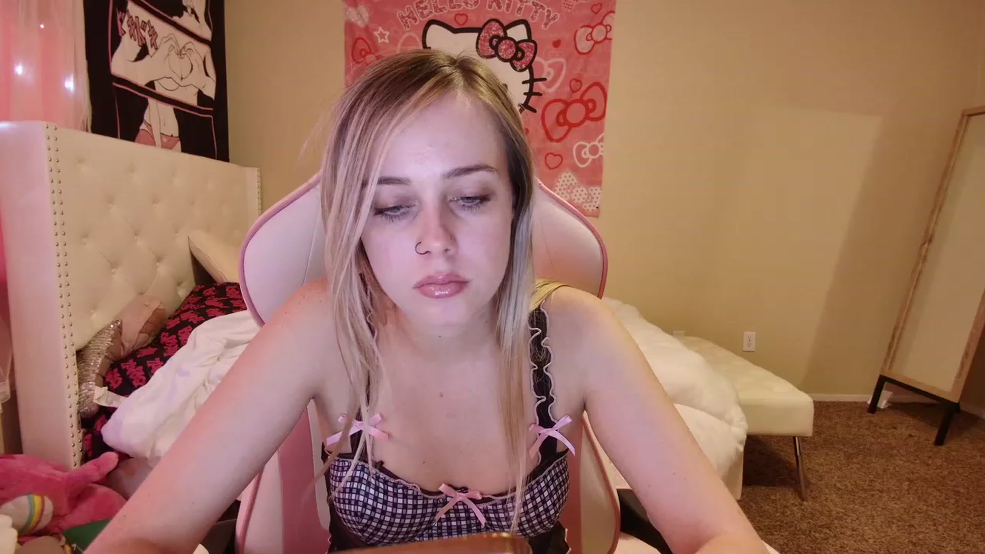 Gallery image thumbnail from lunalovelyy's myfreecams stream on, 06/20/2023, 24:36 image 15 of 20