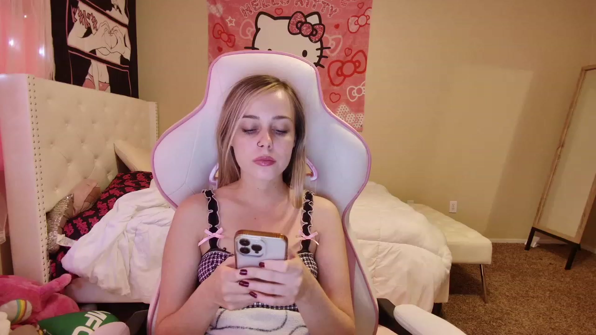 Gallery image thumbnail from lunalovelyy's myfreecams stream on, 06/20/2023, 24:36 image 19 of 20