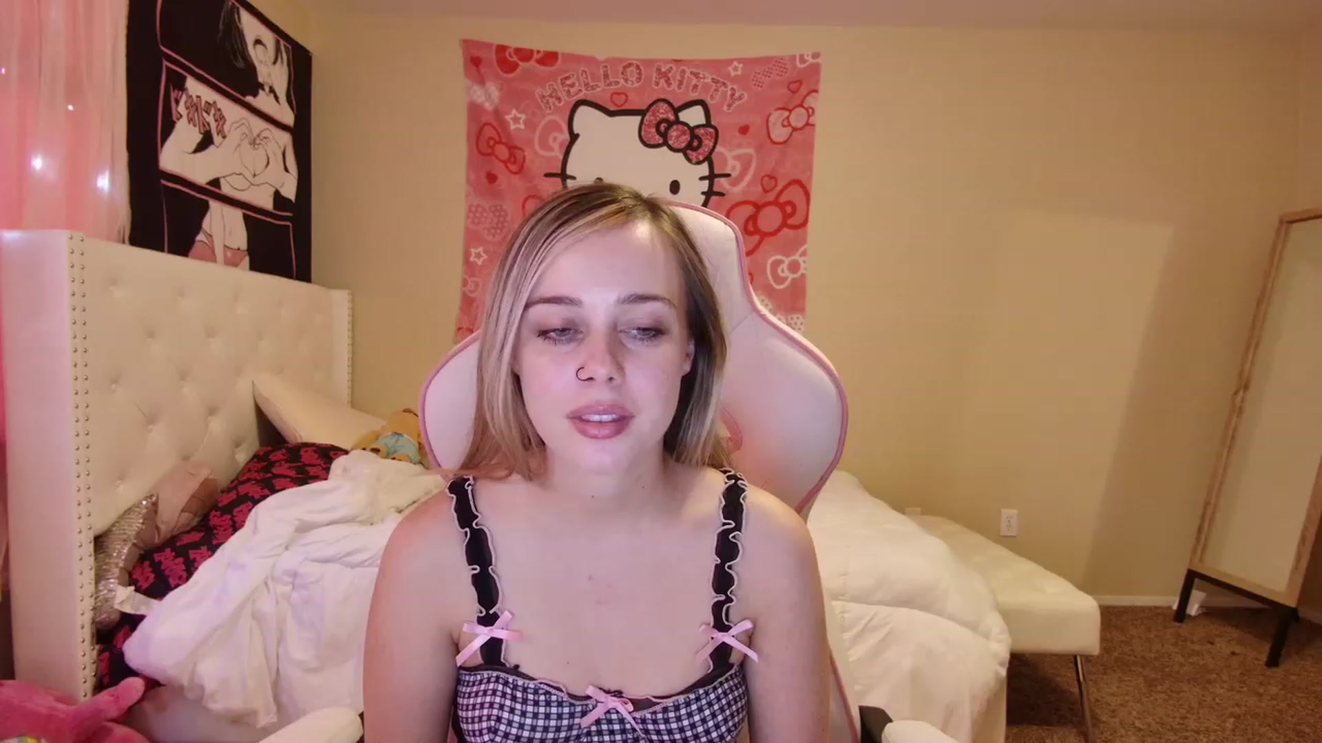 Gallery image thumbnail from lunalovelyy's myfreecams stream on, 06/20/2023, 24:36 image 8 of 20