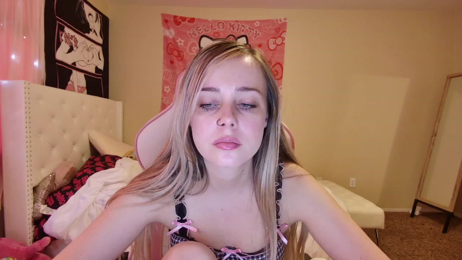 Gallery image thumbnail from lunalovelyy's myfreecams stream on, 06/20/2023, 24:36 image 4 of 20