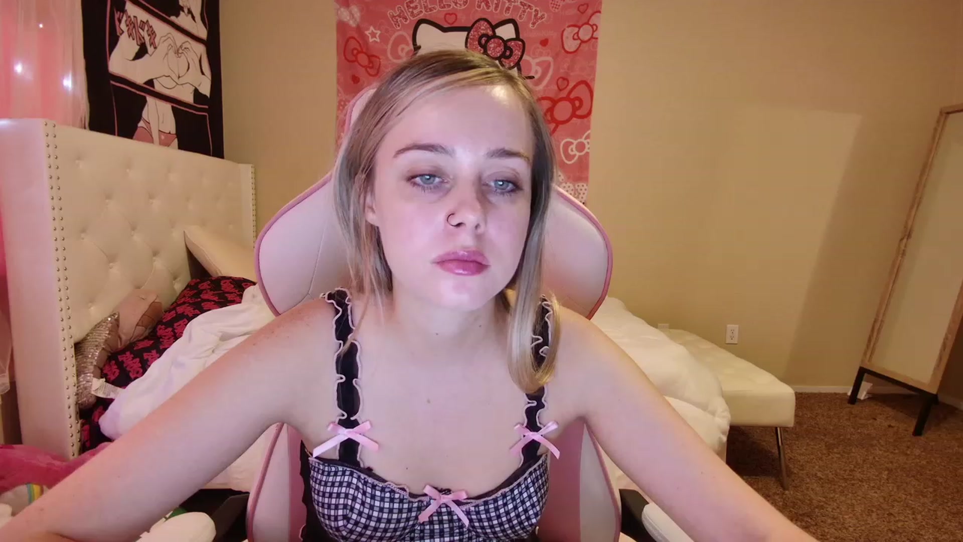 Gallery image thumbnail from lunalovelyy's myfreecams stream on, 06/20/2023, 24:36 image 20 of 20