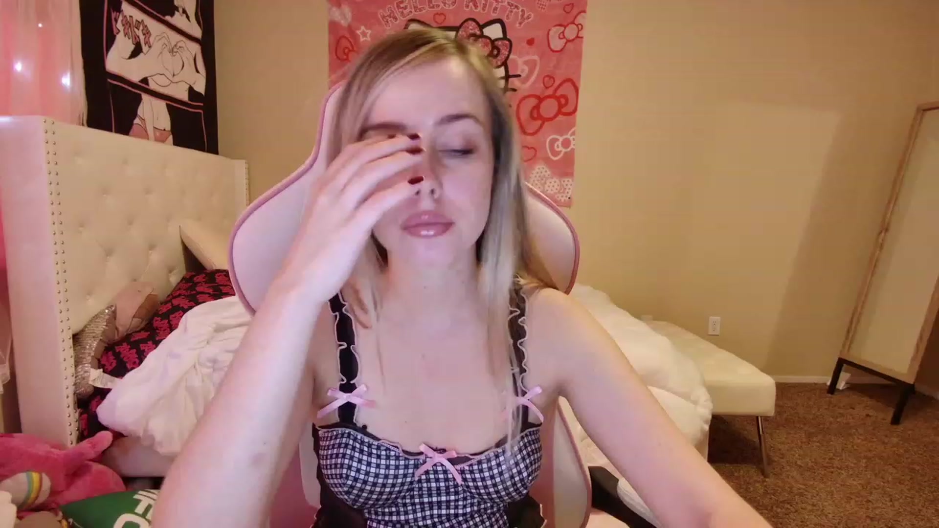 Gallery image thumbnail from lunalovelyy's myfreecams stream on, 06/20/2023, 24:36 image 14 of 20
