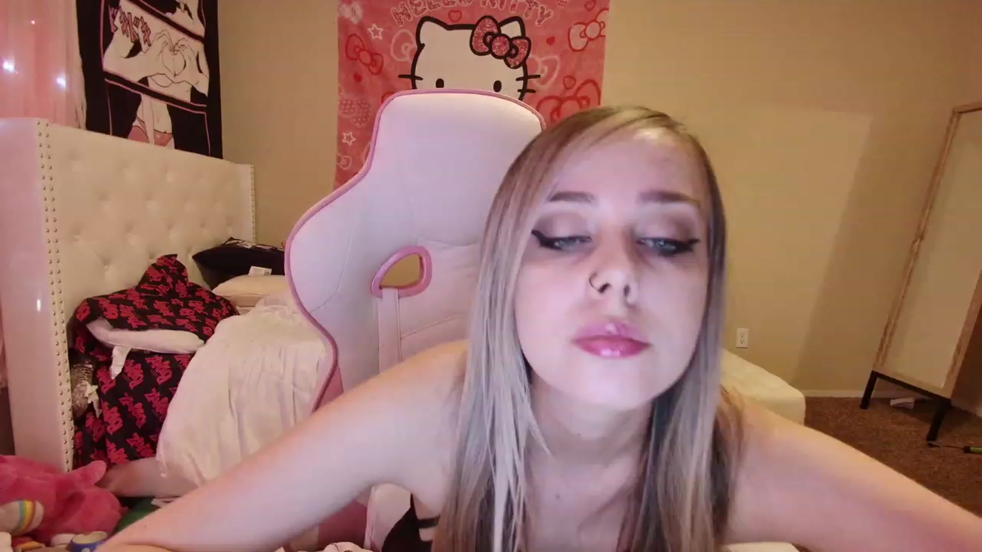 Gallery image thumbnail from lunalovelyy's myfreecams stream on, 07/05/2023, 01:44 image 16 of 20