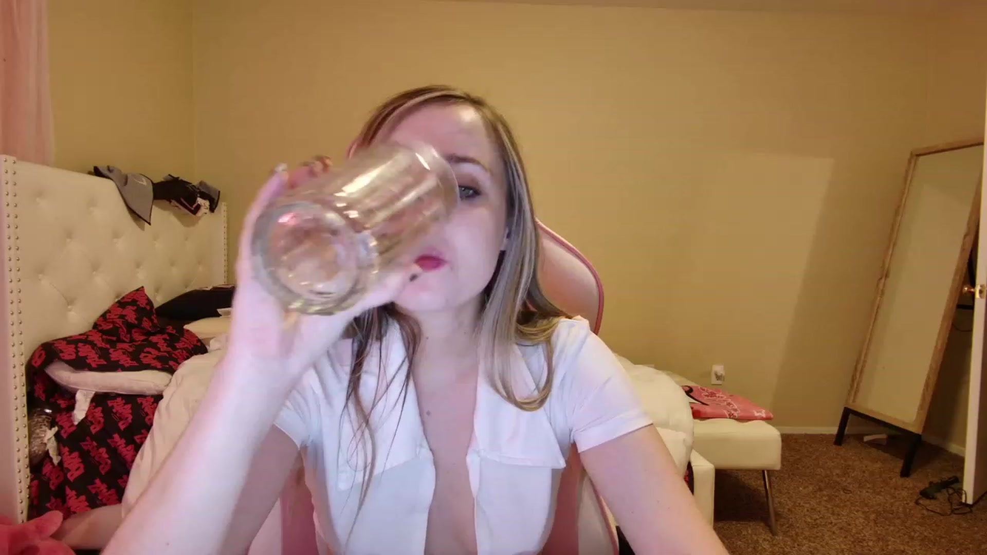 Gallery image thumbnail from lunalovelyy's myfreecams stream on, 07/07/2023, 10:07 image 8 of 20