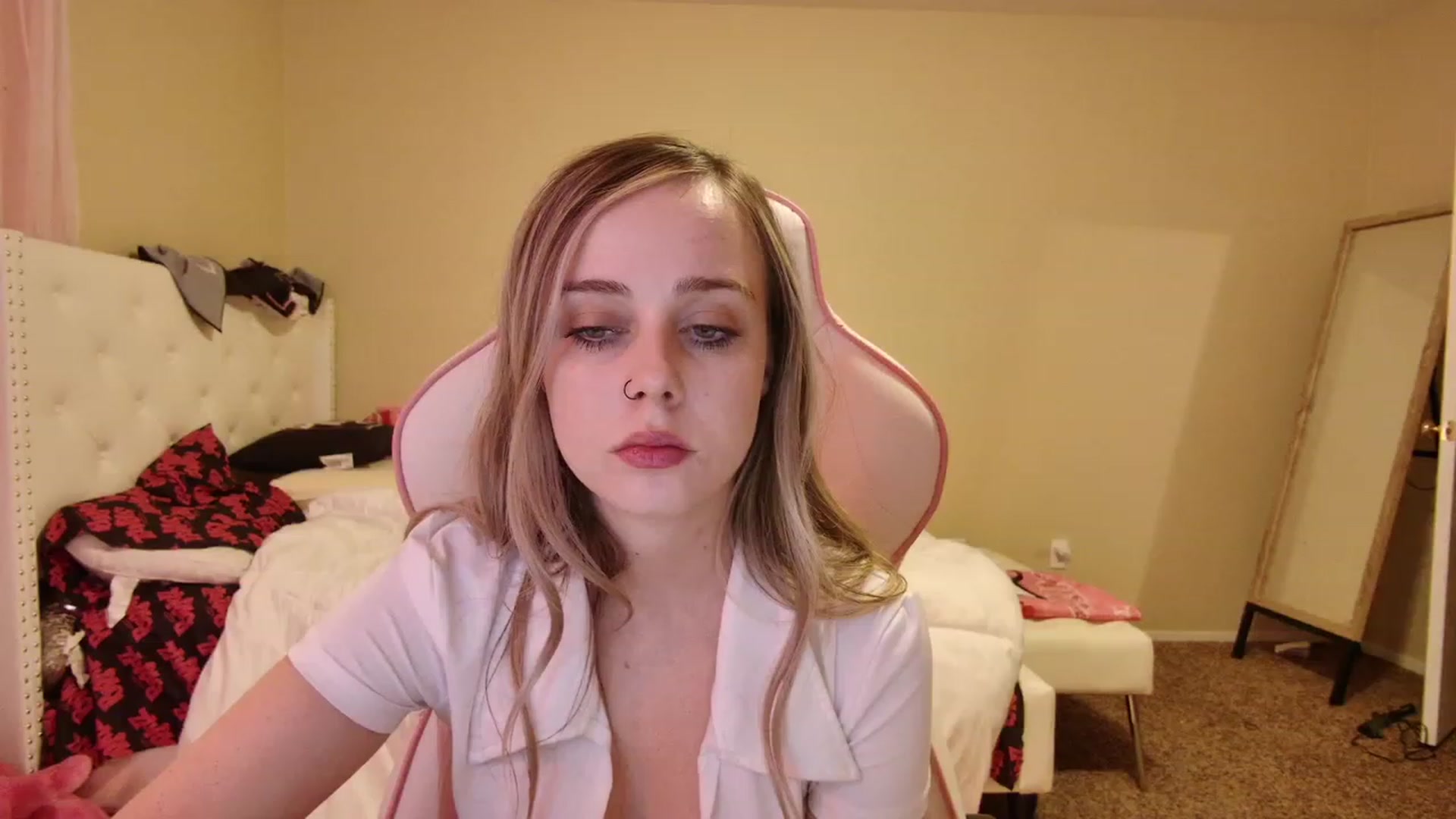 Gallery image thumbnail from lunalovelyy's myfreecams stream on, 07/07/2023, 10:07 image 15 of 20