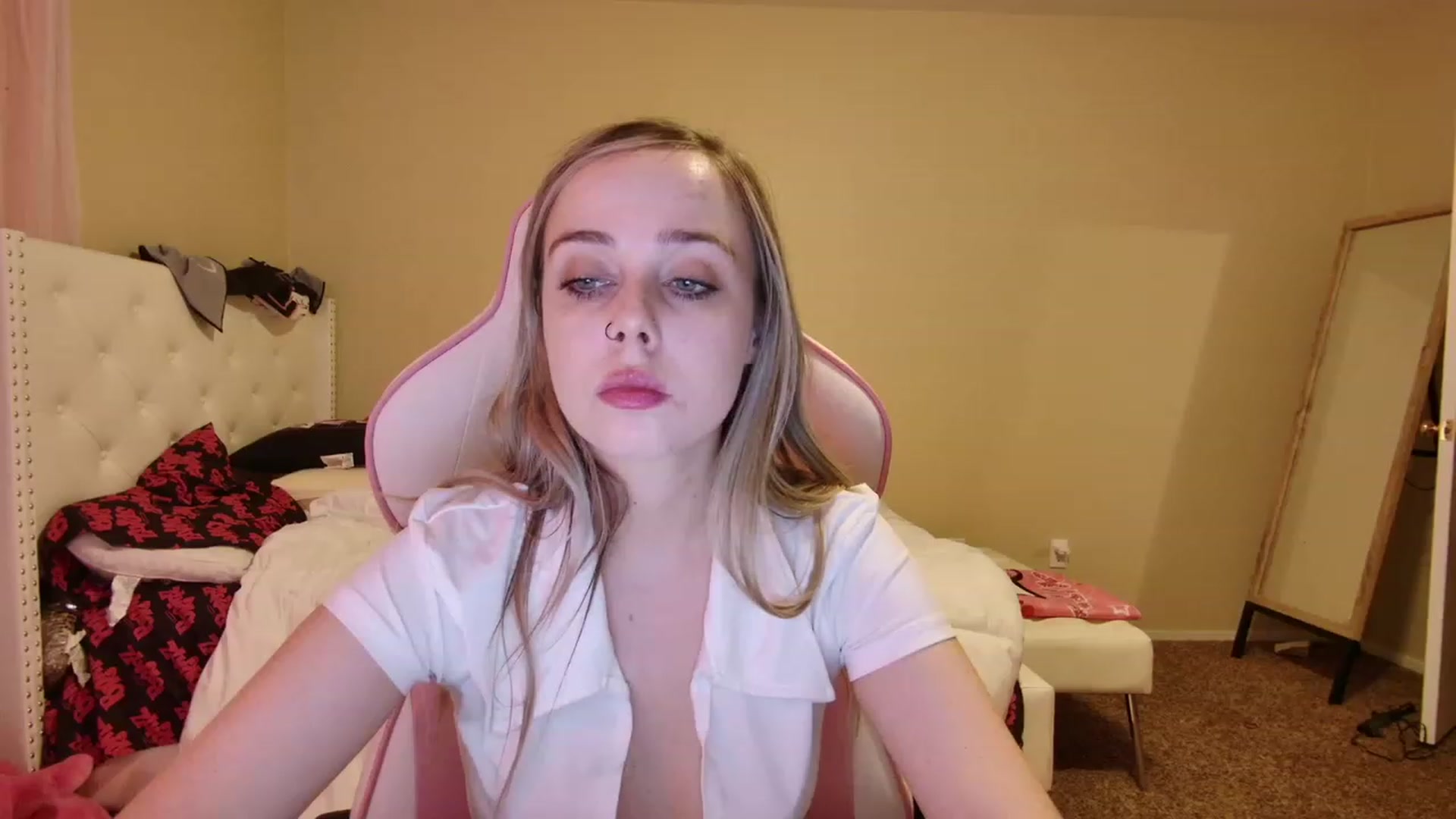 Gallery image thumbnail from lunalovelyy's myfreecams stream on, 07/07/2023, 10:07 image 10 of 20